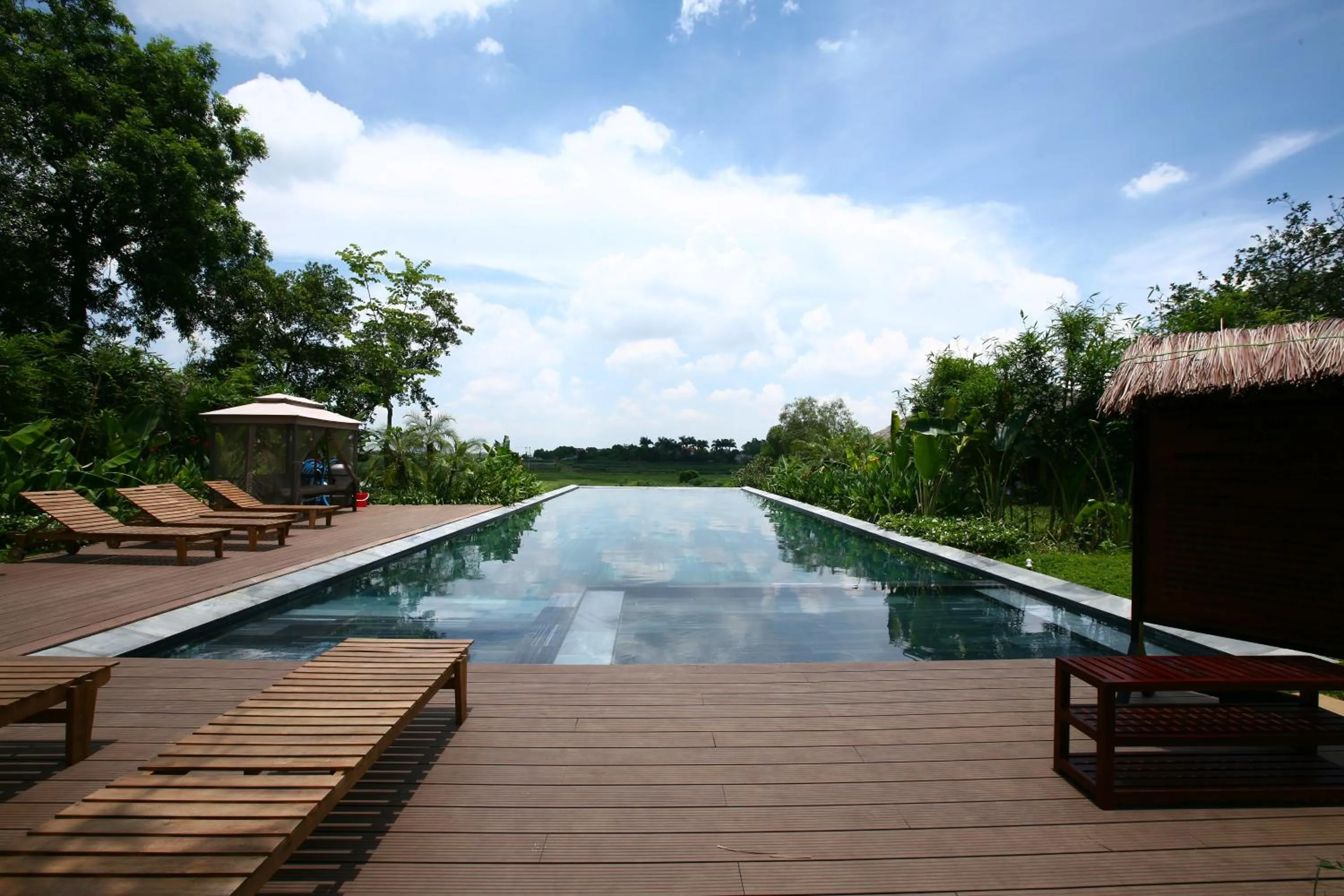 Swimming pool in Tomodachi Retreat - Làng Mít