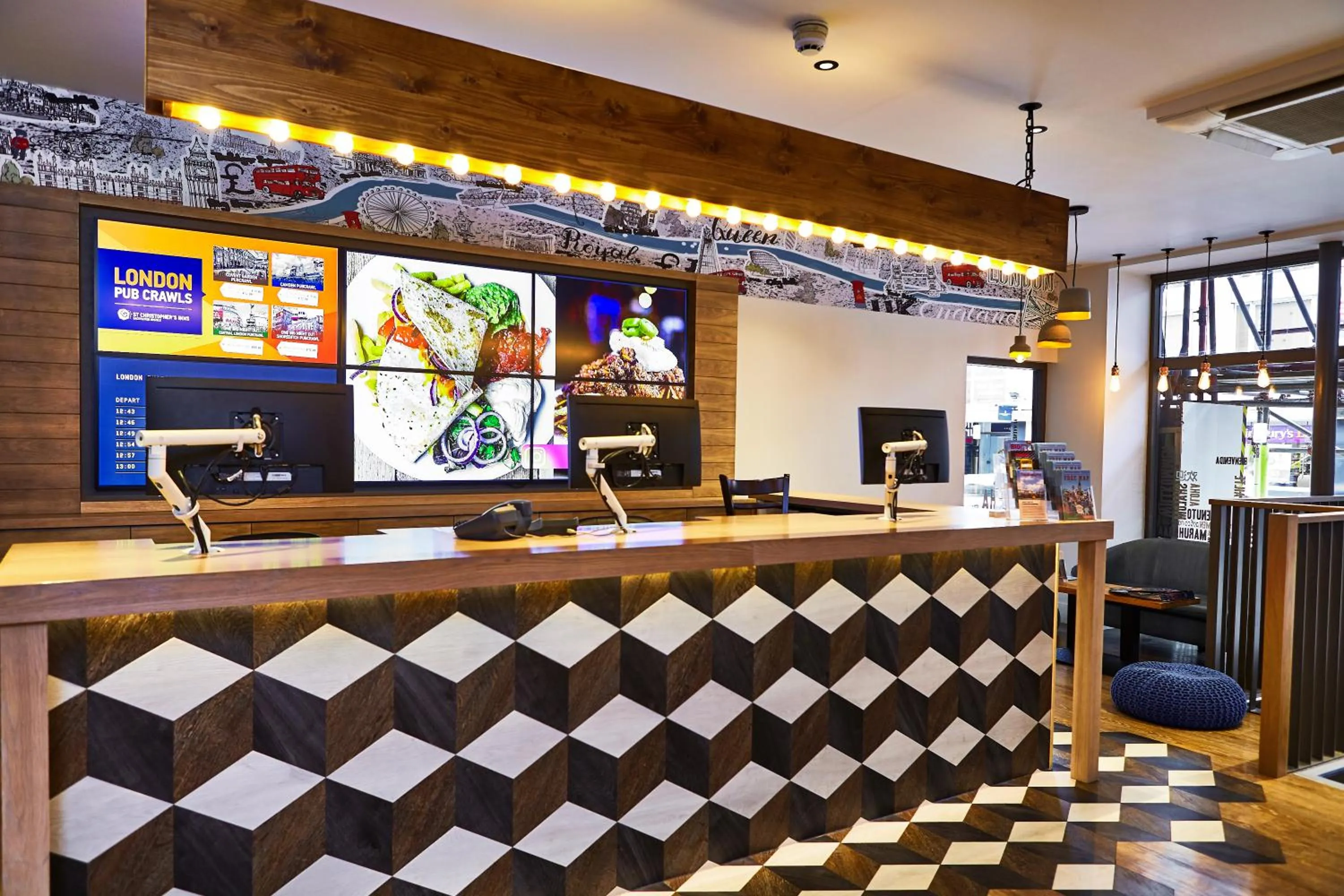 Lobby or reception in St Christopher's Inn London Bridge - The Village