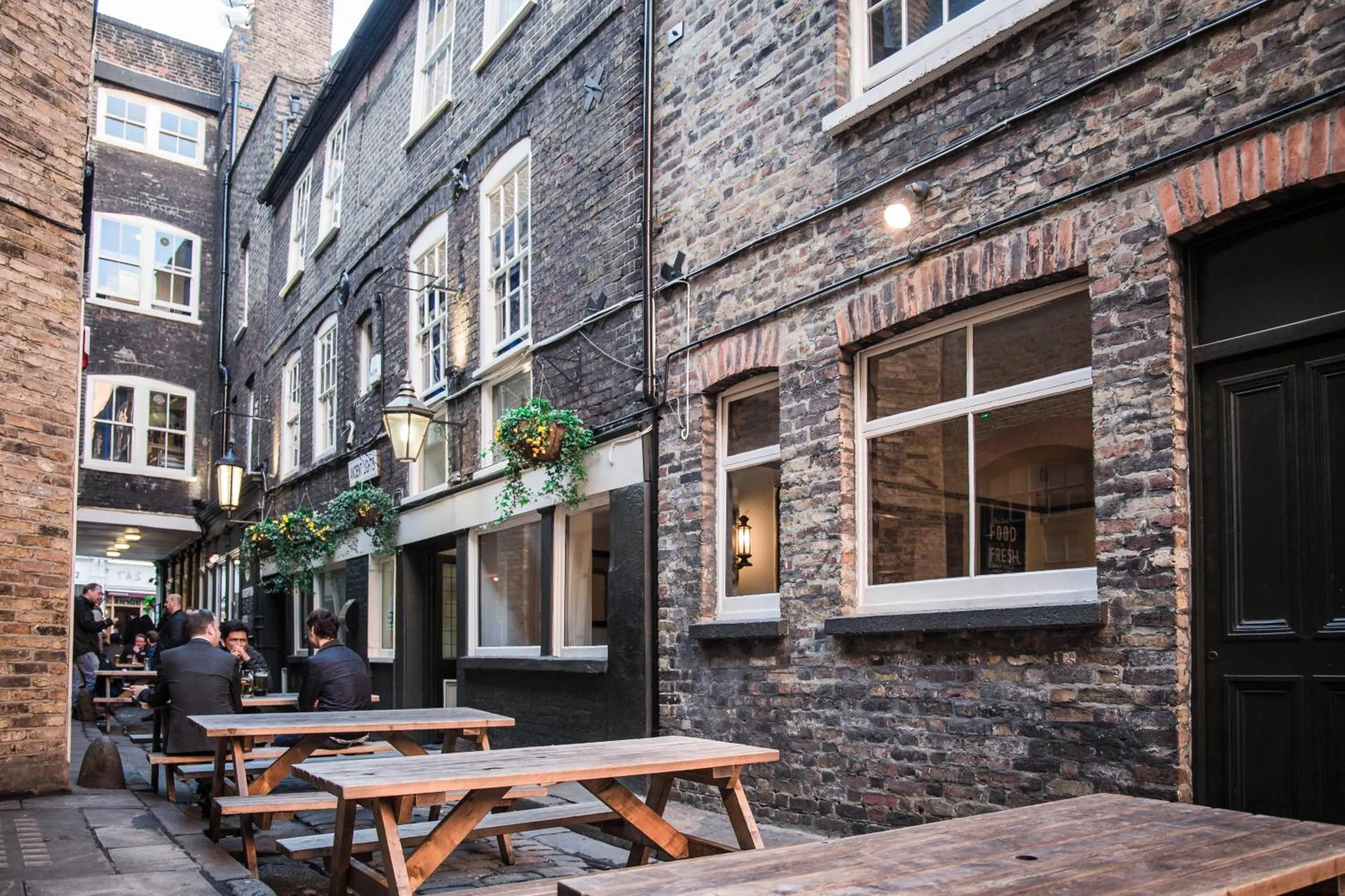 Garden in St Christopher's Inn London Bridge - The Inn