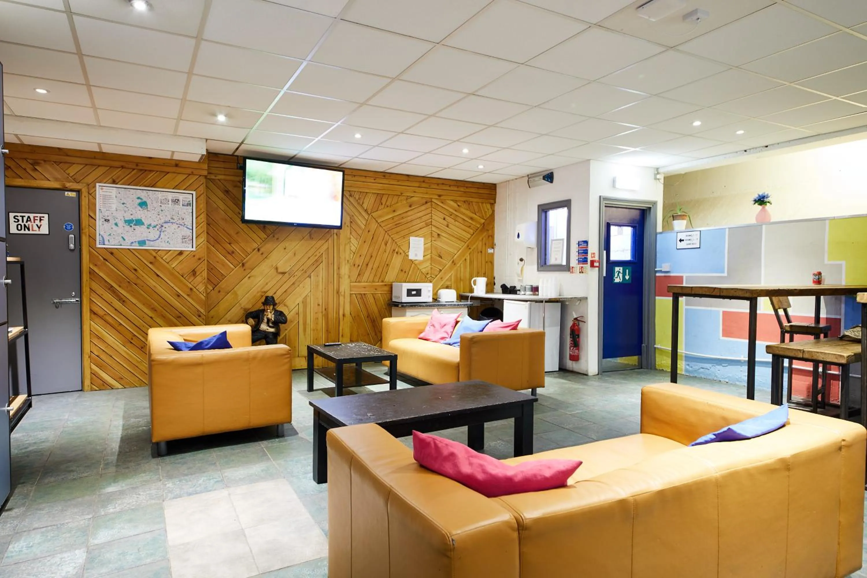 Communal lounge/ TV room in St Christopher's Inn Shepherd's Bush