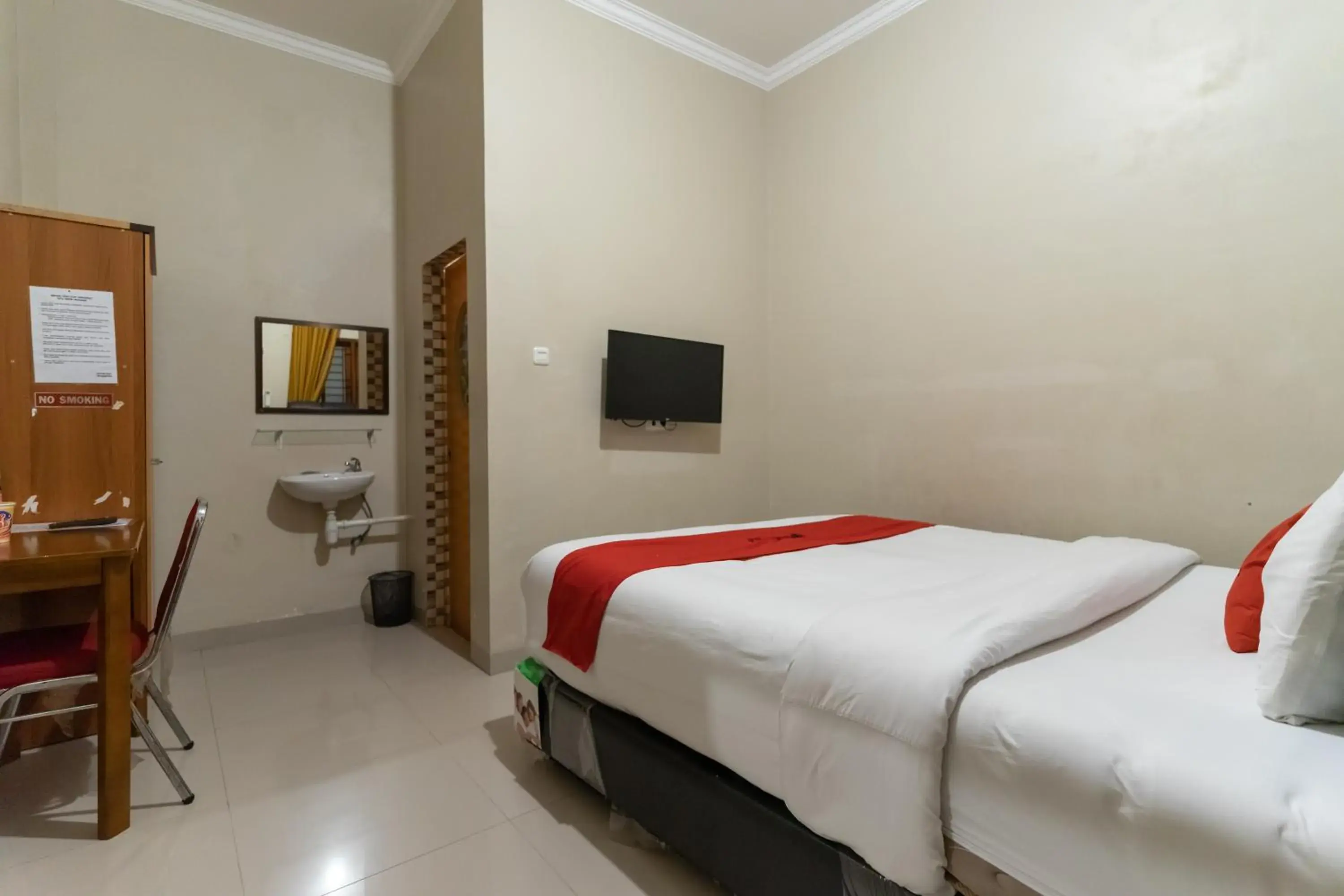 Bed in RedDoorz At Joyce Guest House Medan Bed in RedDoorz At Joyce Guest House Medan