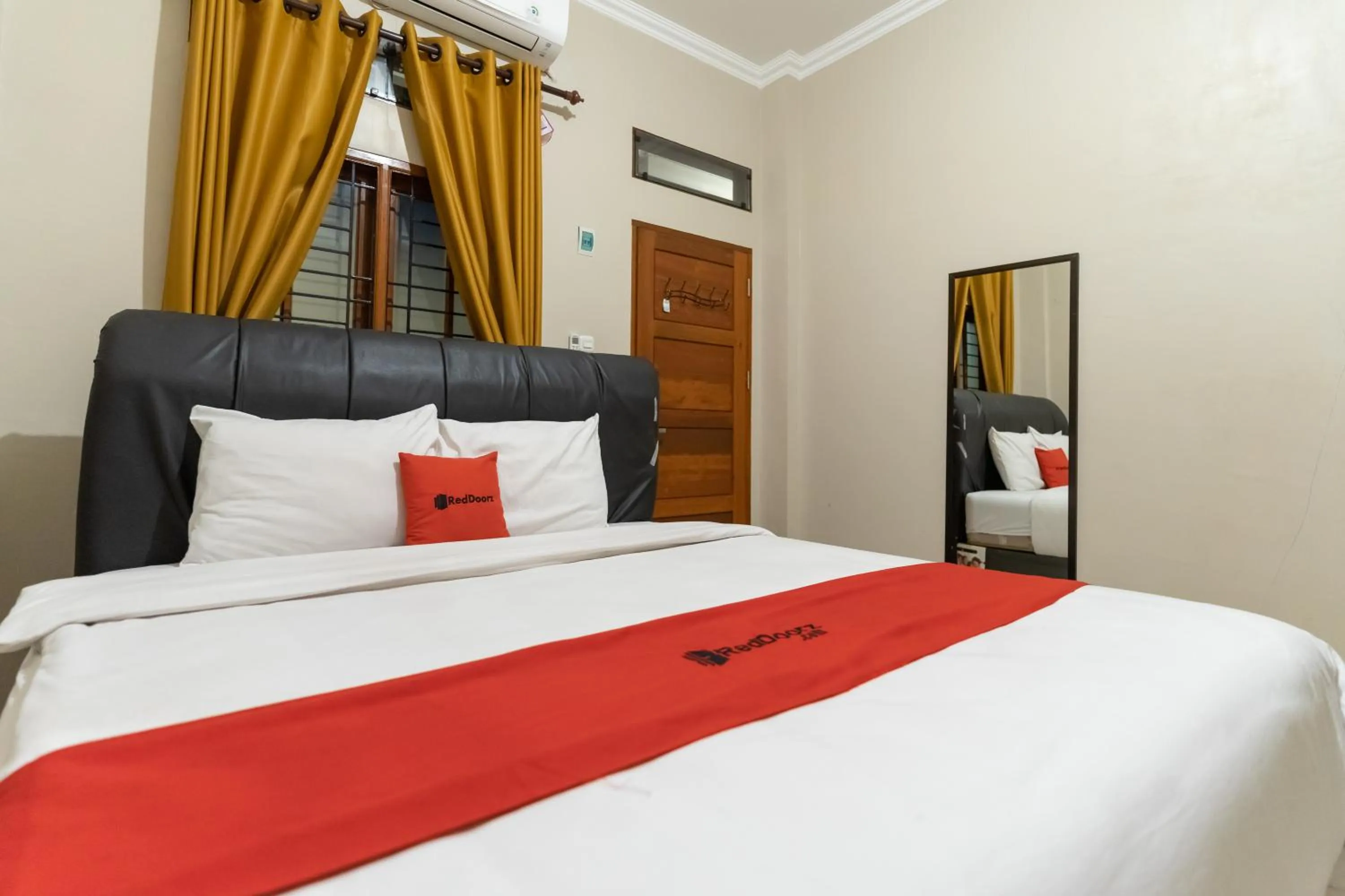 Bed in RedDoorz At Joyce Guest House Medan