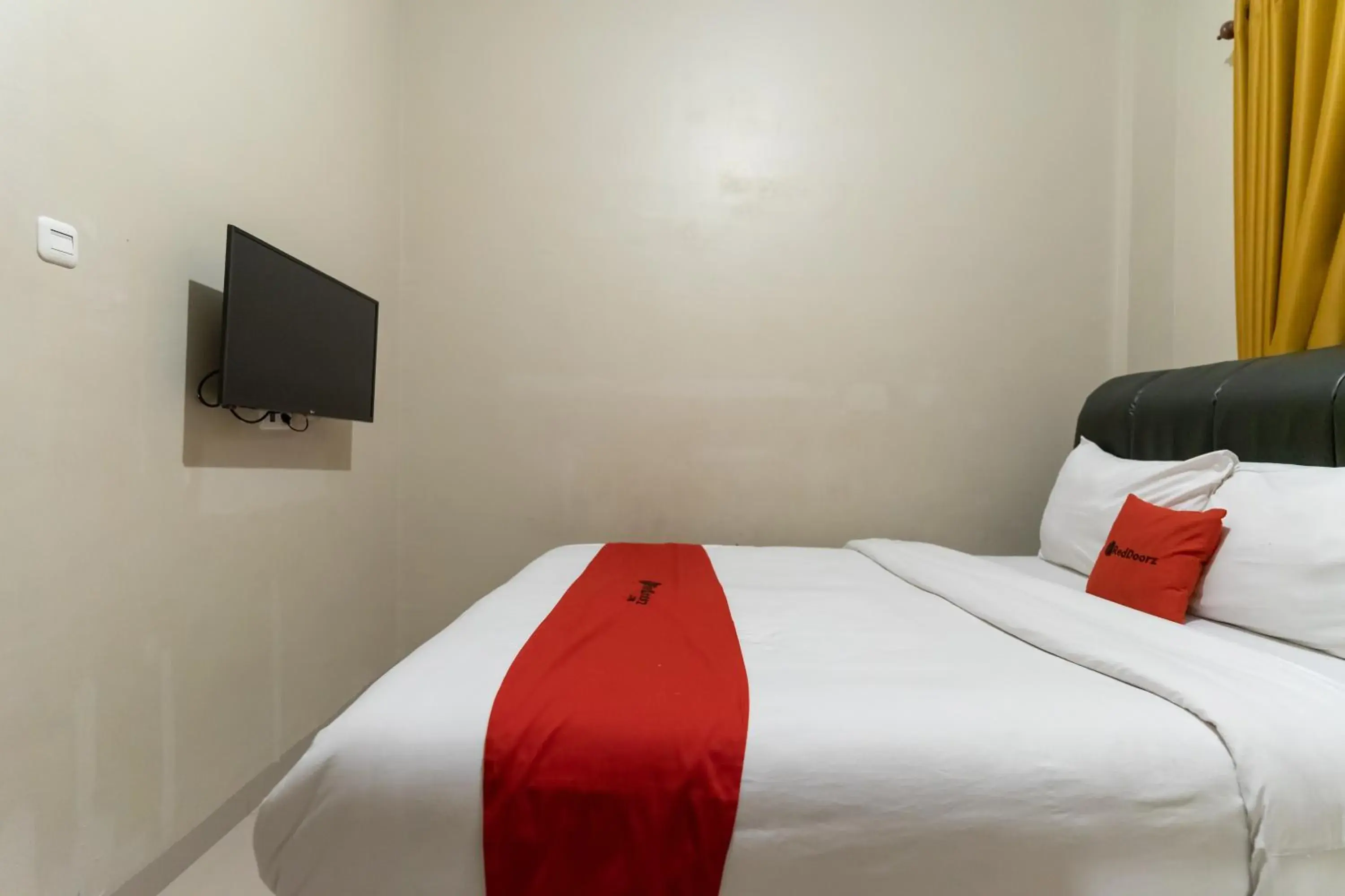 Bed in RedDoorz At Joyce Guest House Medan Bed in RedDoorz At Joyce Guest House Medan