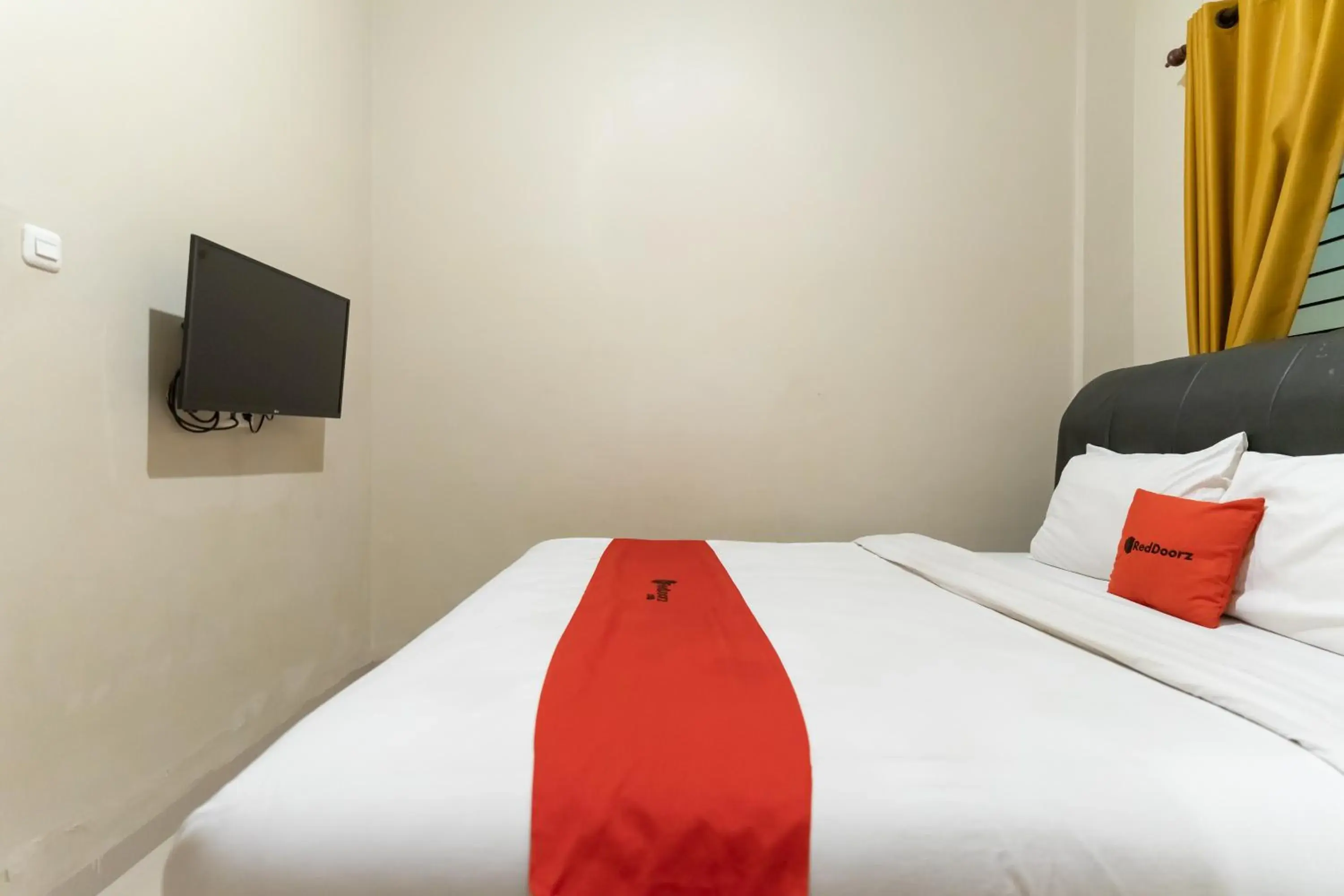 Bed in RedDoorz At Joyce Guest House Medan Bed in RedDoorz At Joyce Guest House Medan