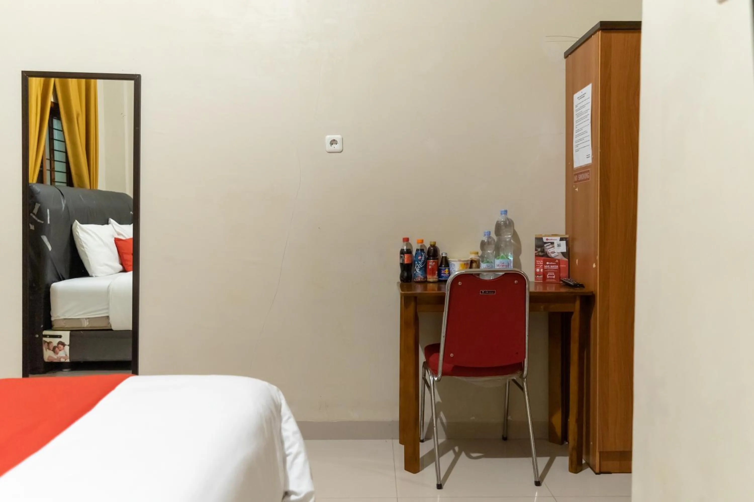 Bed in RedDoorz At Joyce Guest House Medan