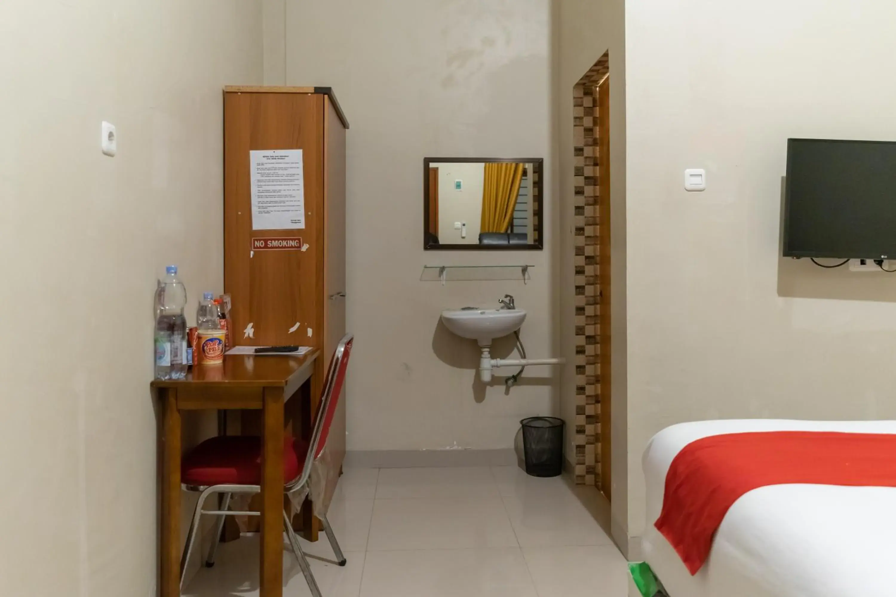 Bed in RedDoorz At Joyce Guest House Medan Bed in RedDoorz At Joyce Guest House Medan