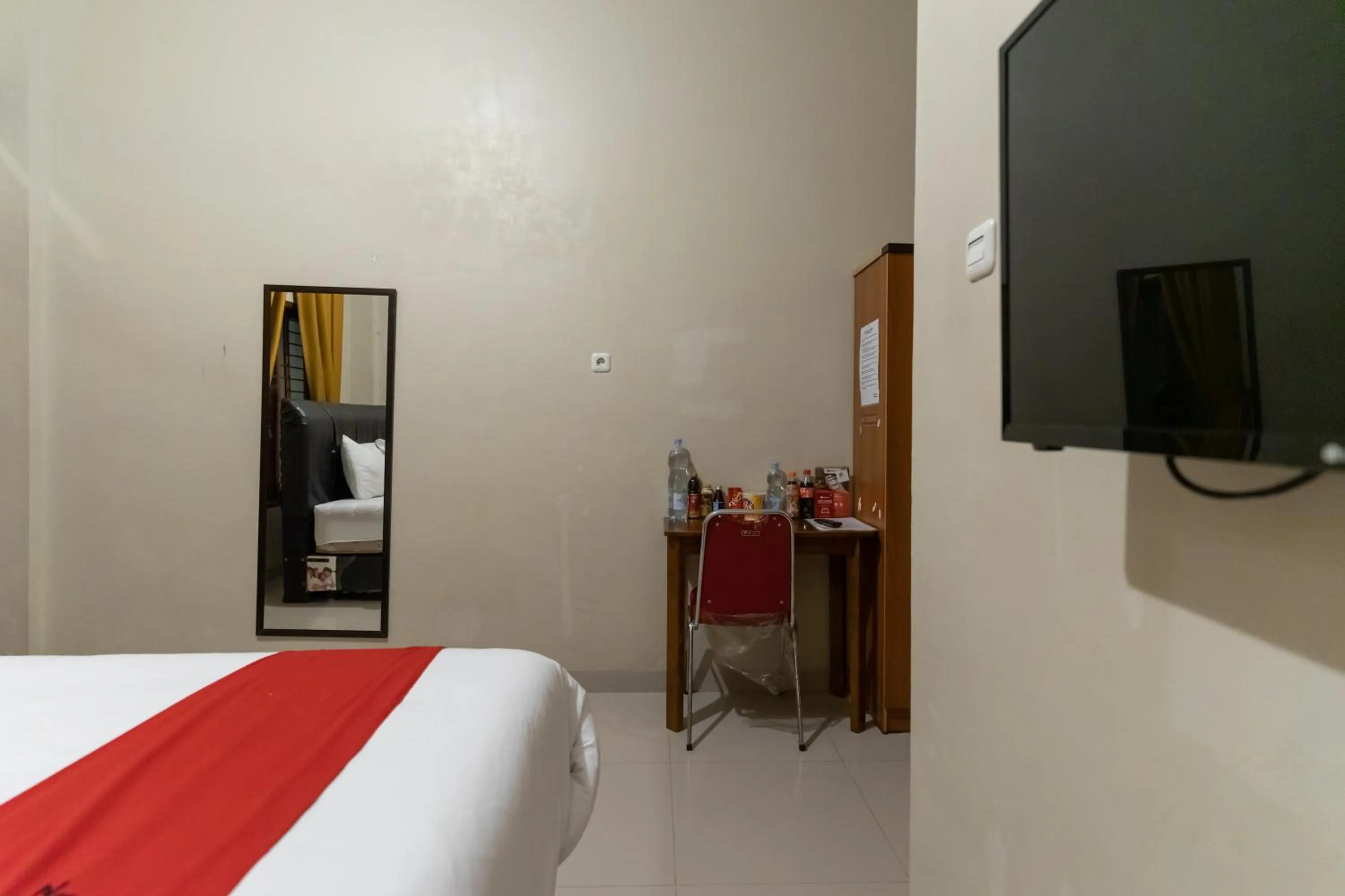 Bed in RedDoorz At Joyce Guest House Medan