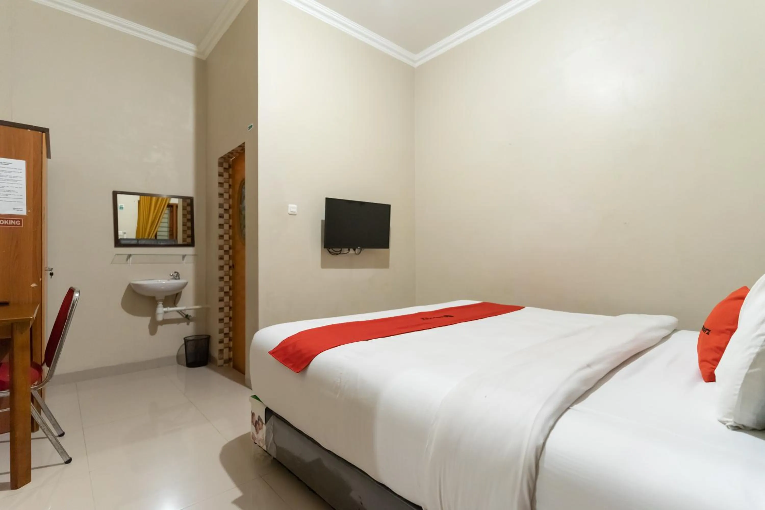 Bed in RedDoorz At Joyce Guest House Medan