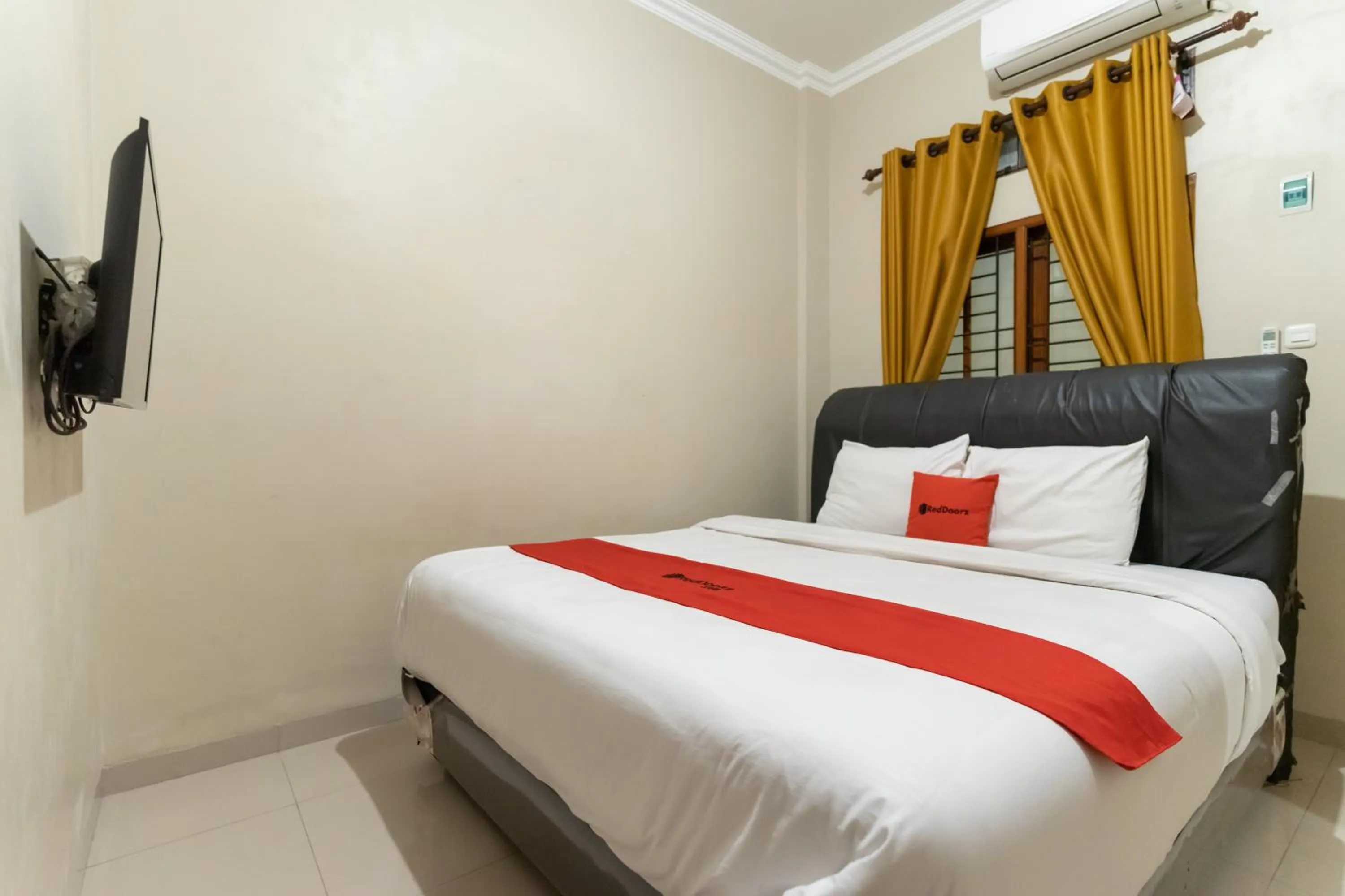 Bed in RedDoorz At Joyce Guest House Medan