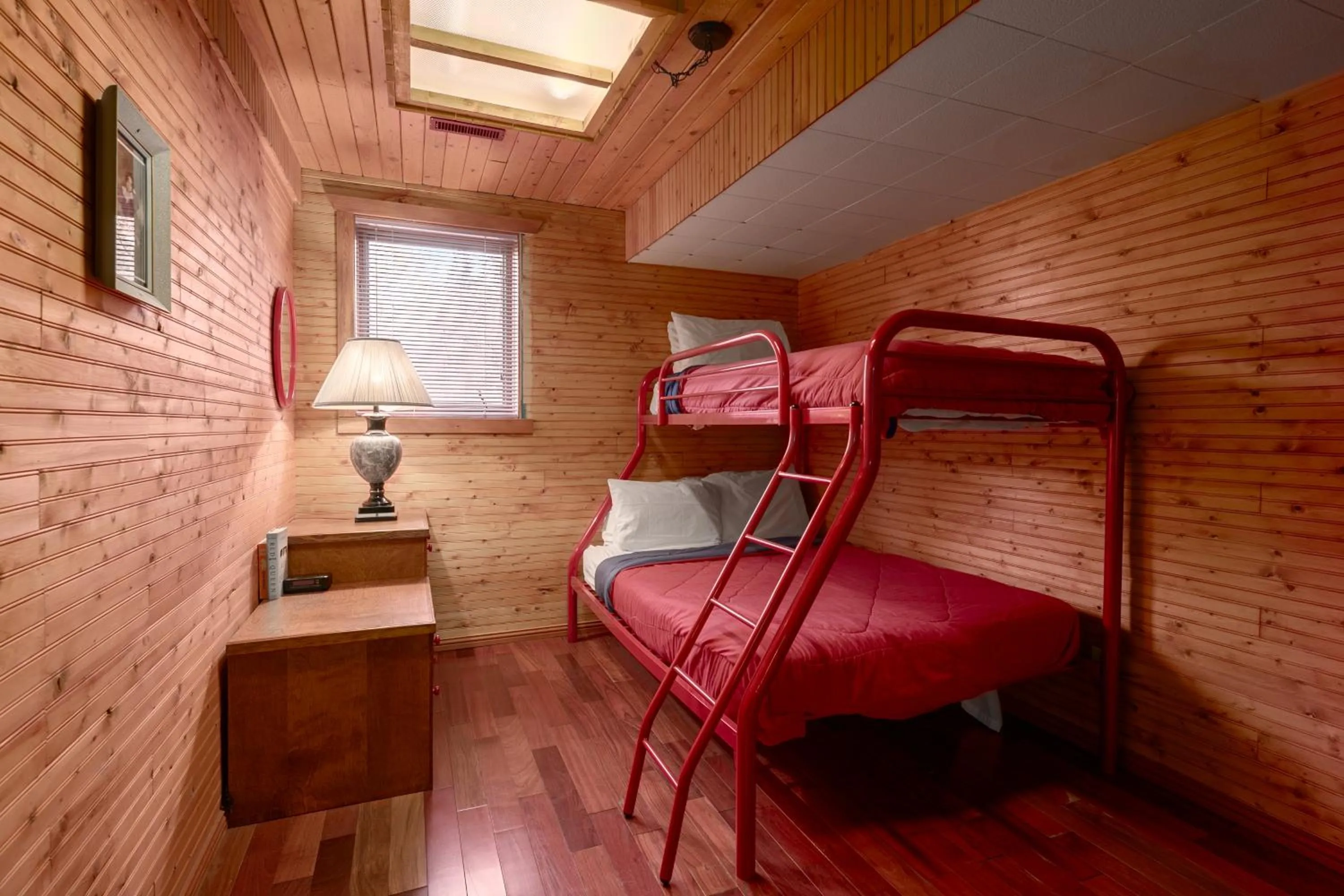 bunk bed, Bed in Creekside Cabin