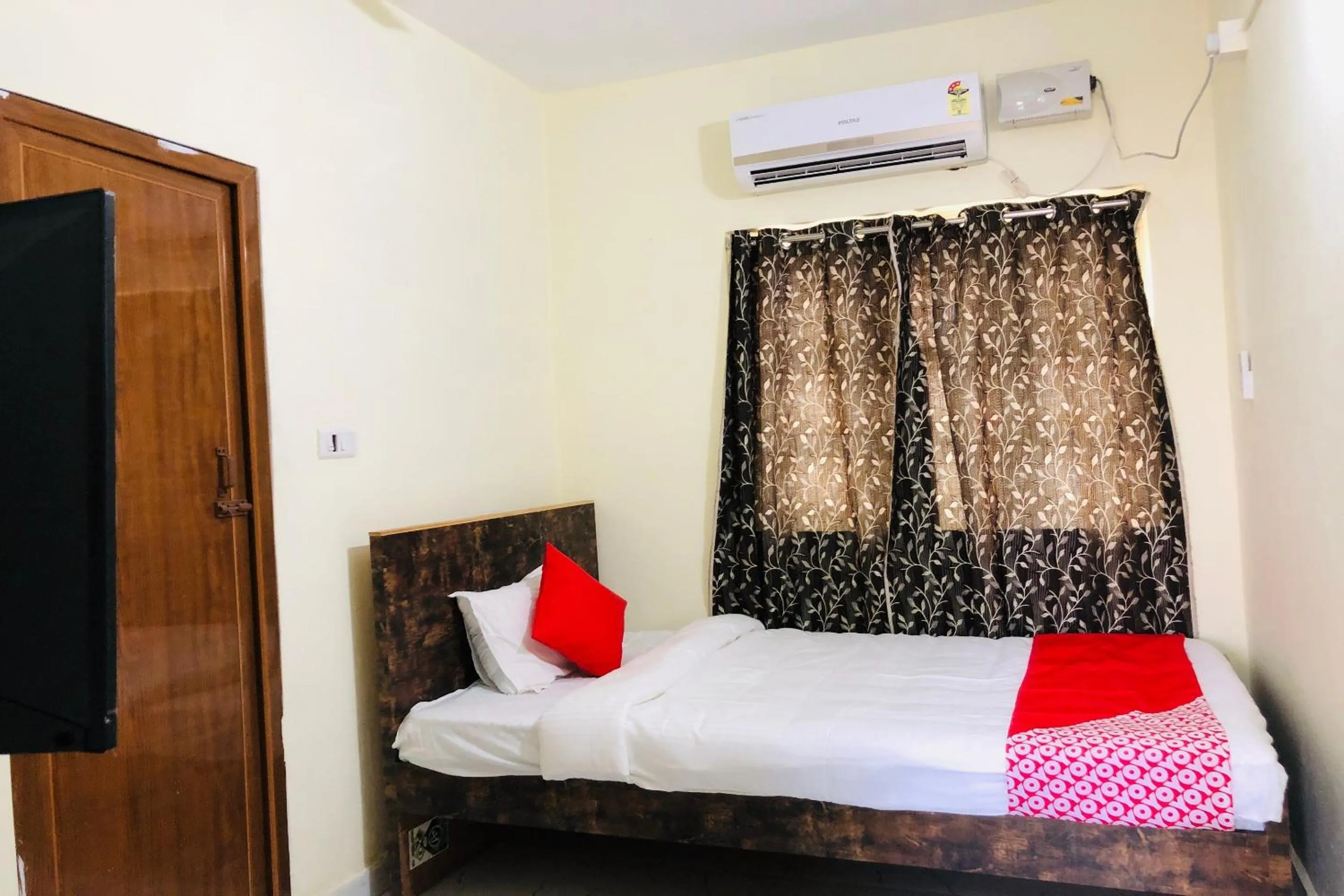 Bedroom, Bed in Collection O V K Lodge