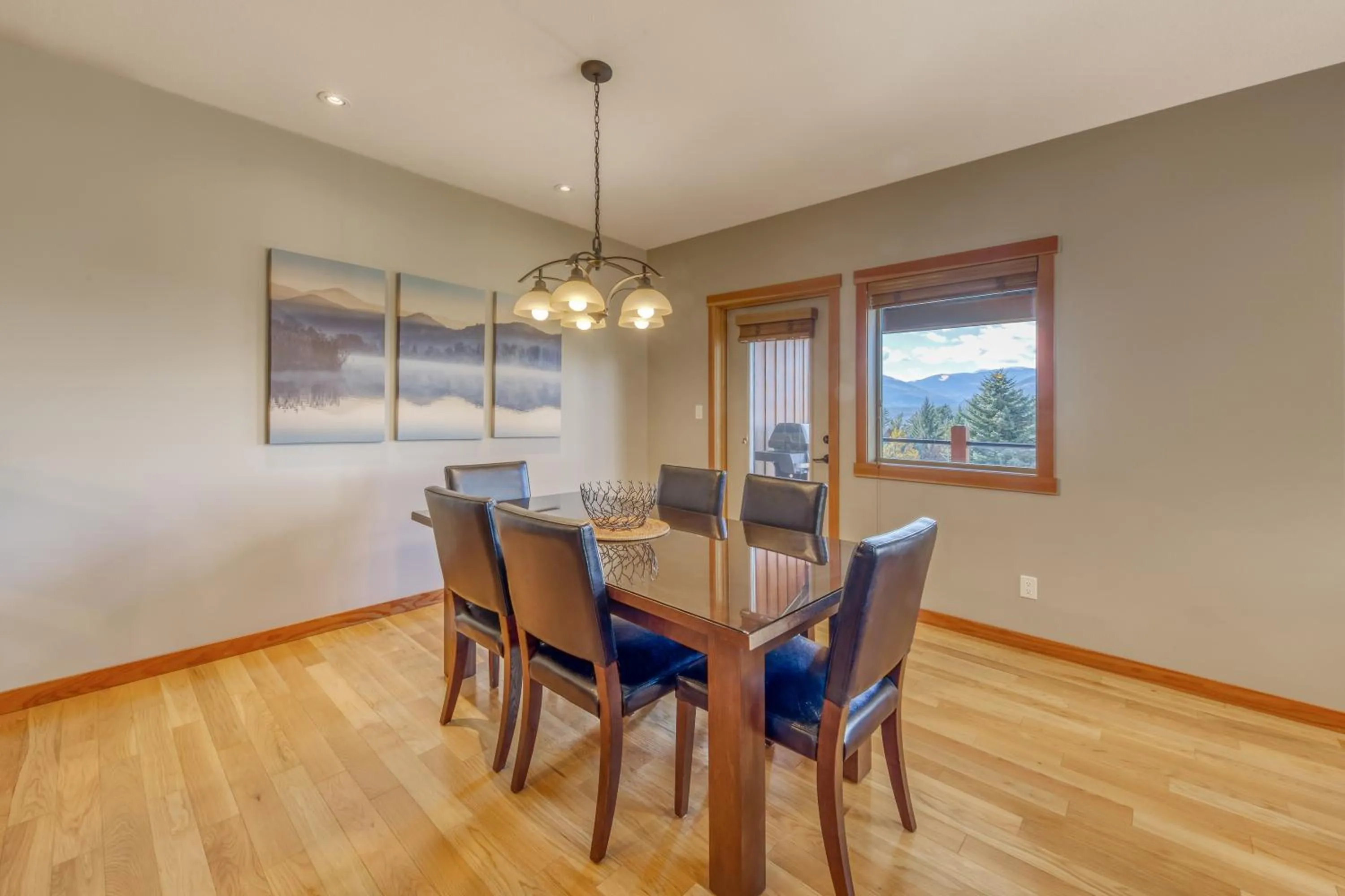 Dining area in The Residences at Fairmont Ridge