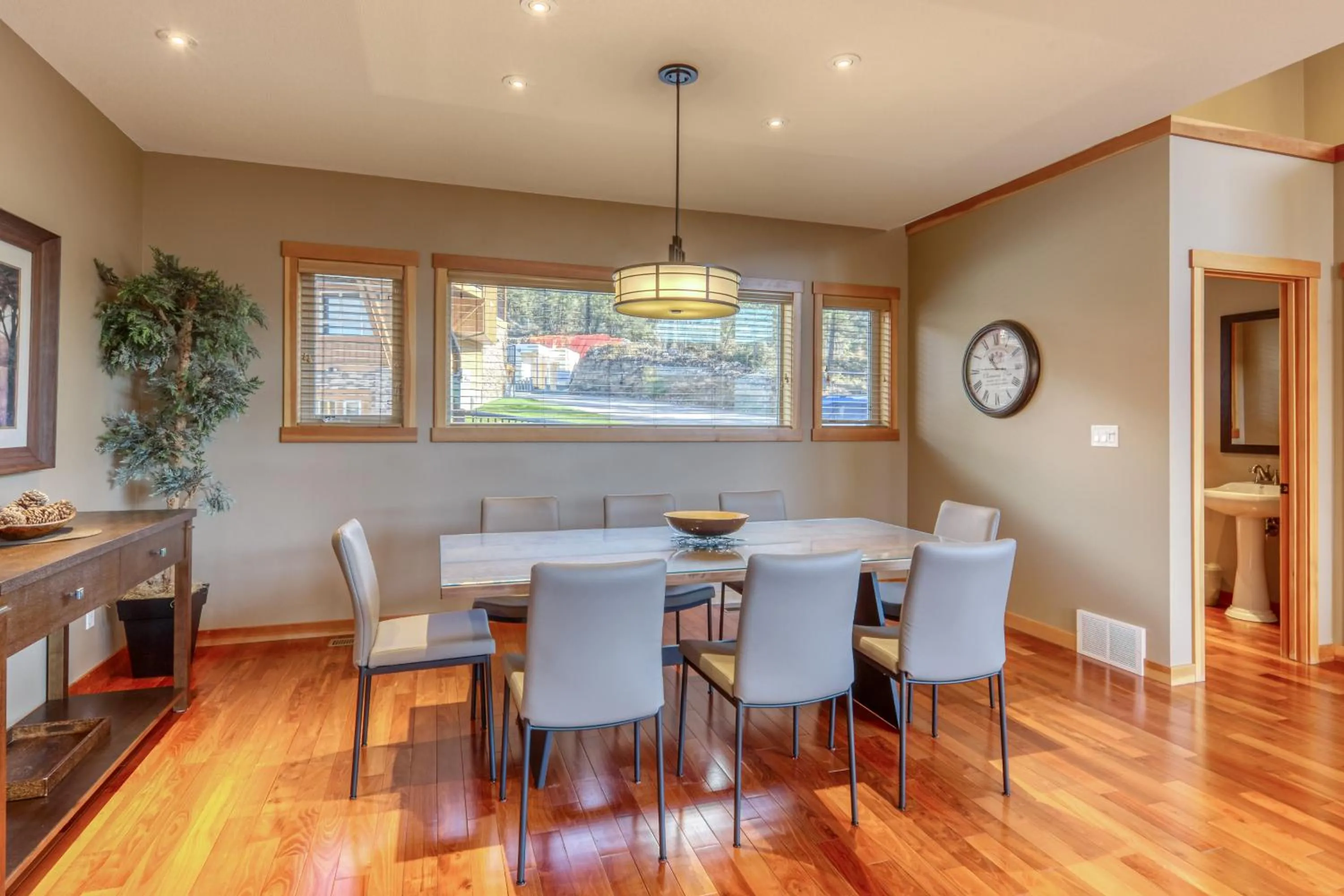 Dining area in The Residences at Fairmont Ridge