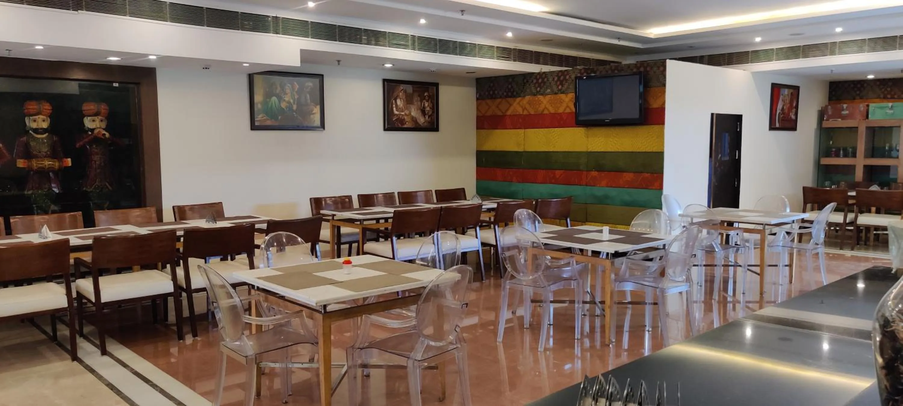 Restaurant/places to eat in souvenir peppermint hotel