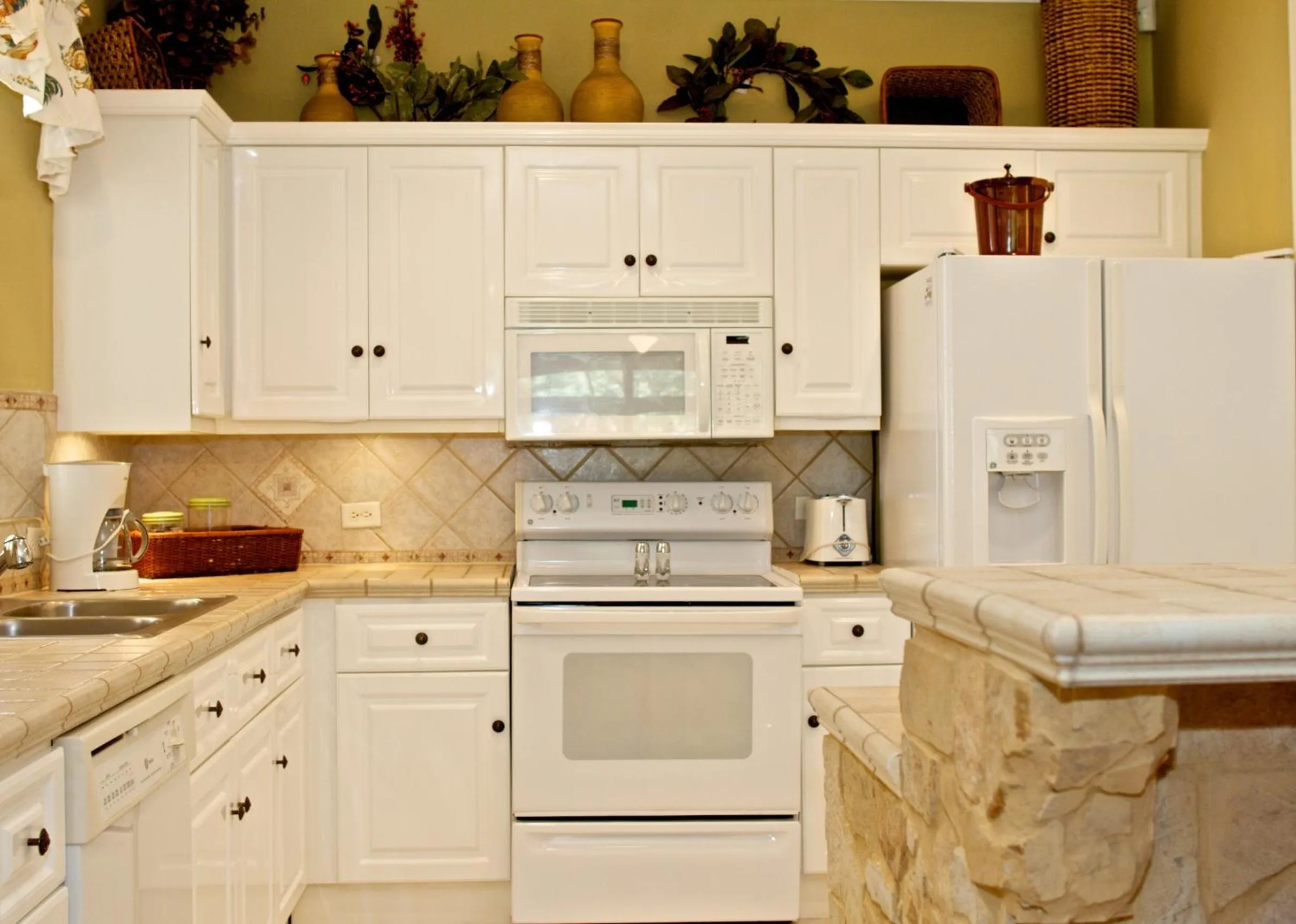 Kitchen or kitchenette in Stay In CR Los Sueños Condos