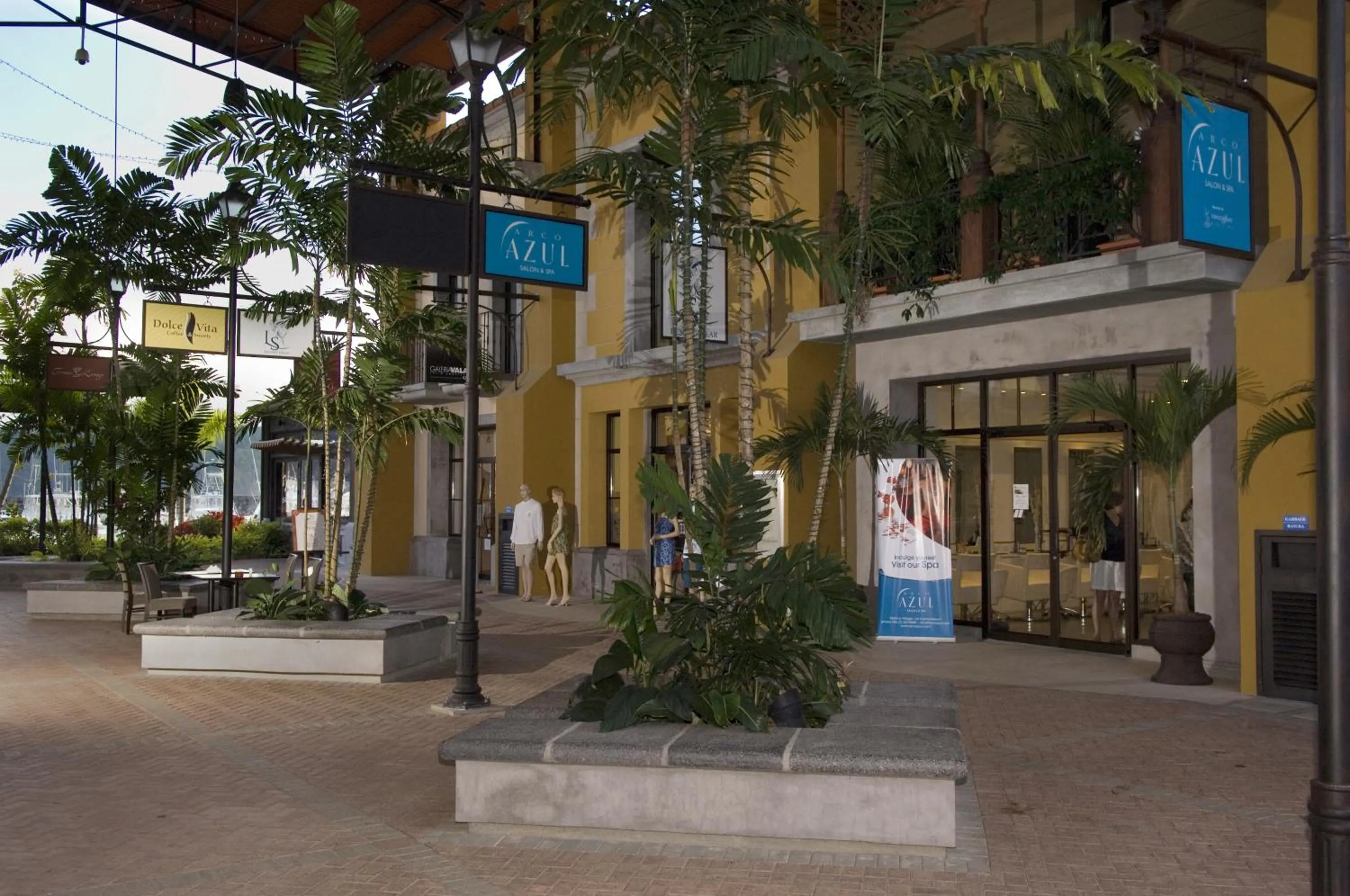 On-site shops in Stay In CR Los Sueños Condos