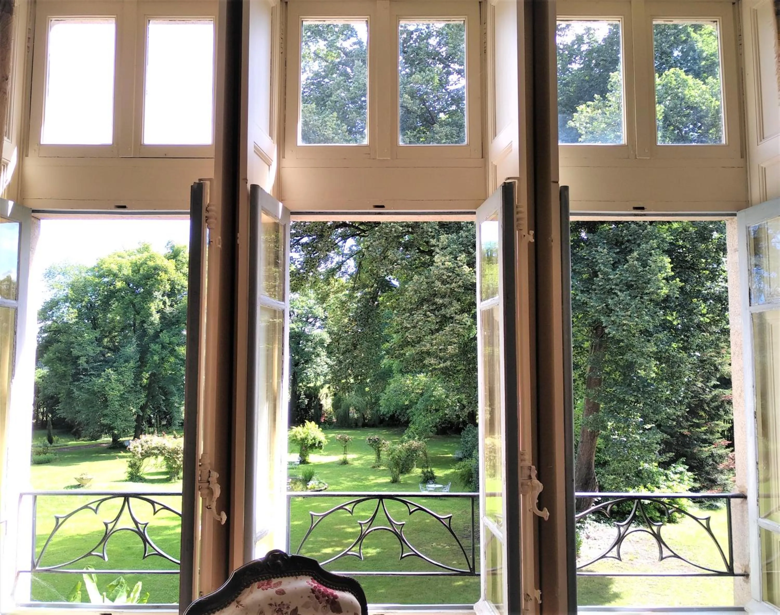 Garden view in Château de la Vernède, la Grande Vernède