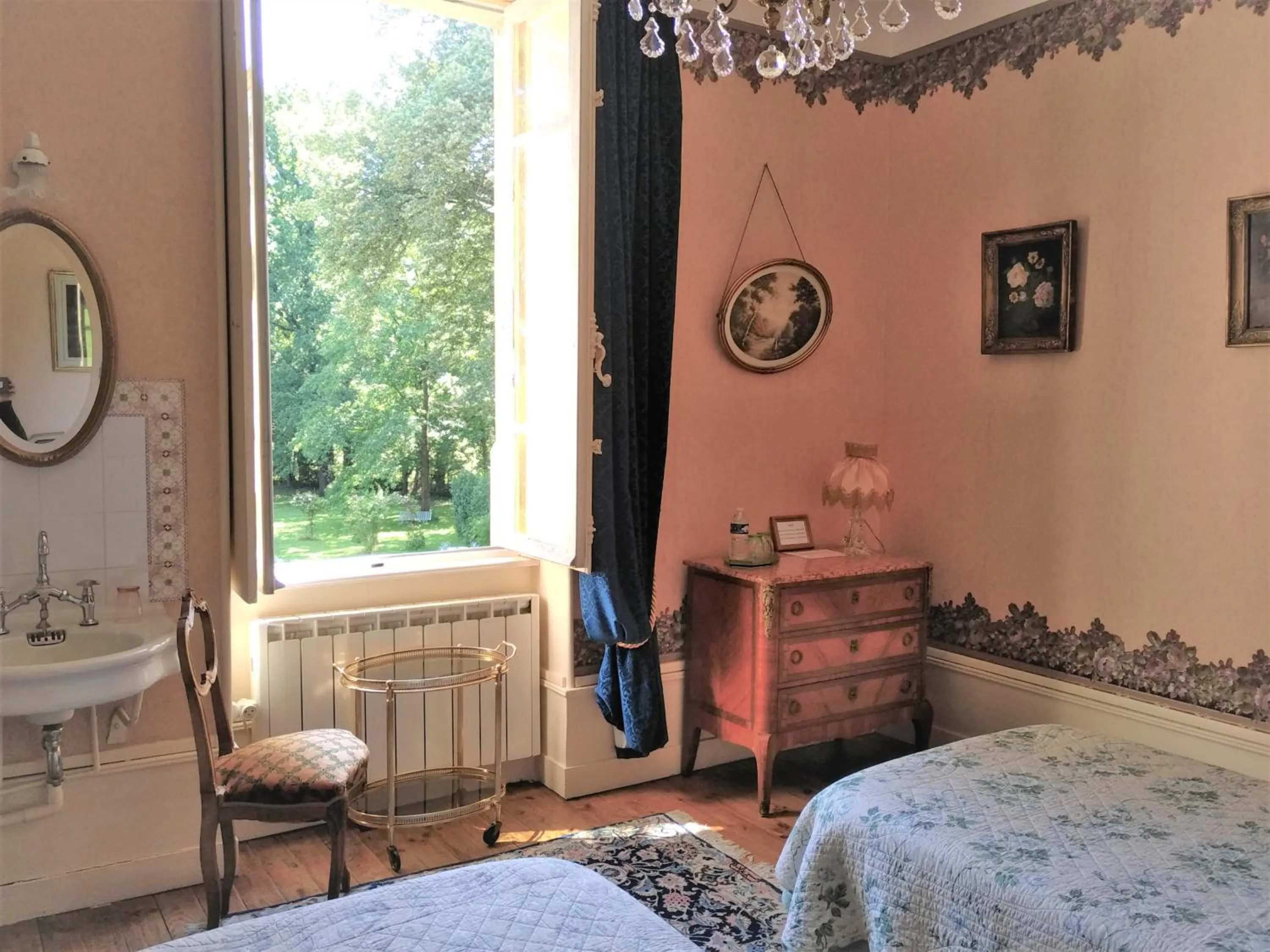 Photo of the whole room in Château de la Vernède, la Grande Vernède