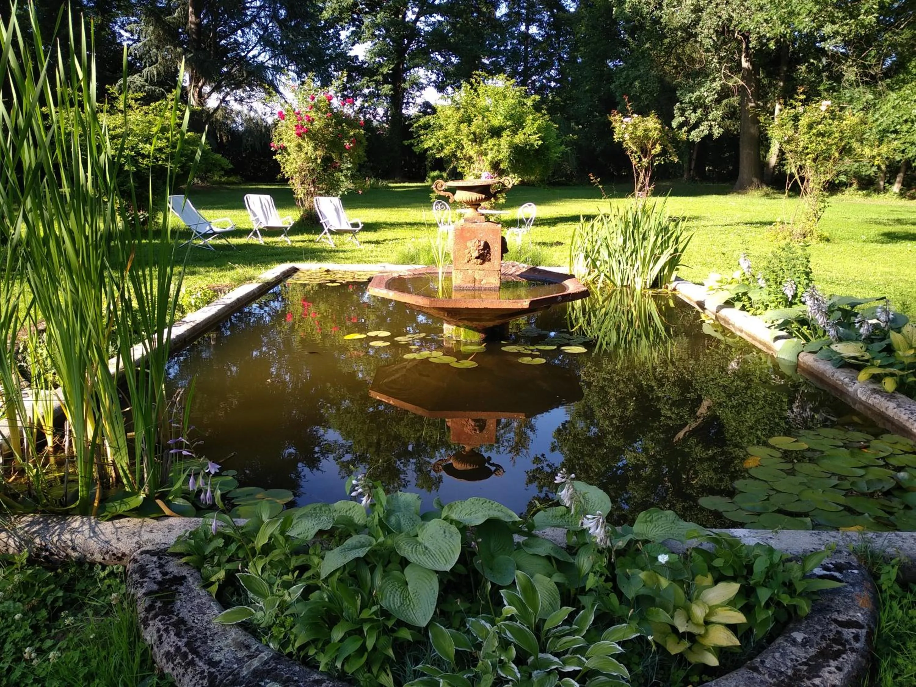 Garden view in Château de la Vernède, la Grande Vernède