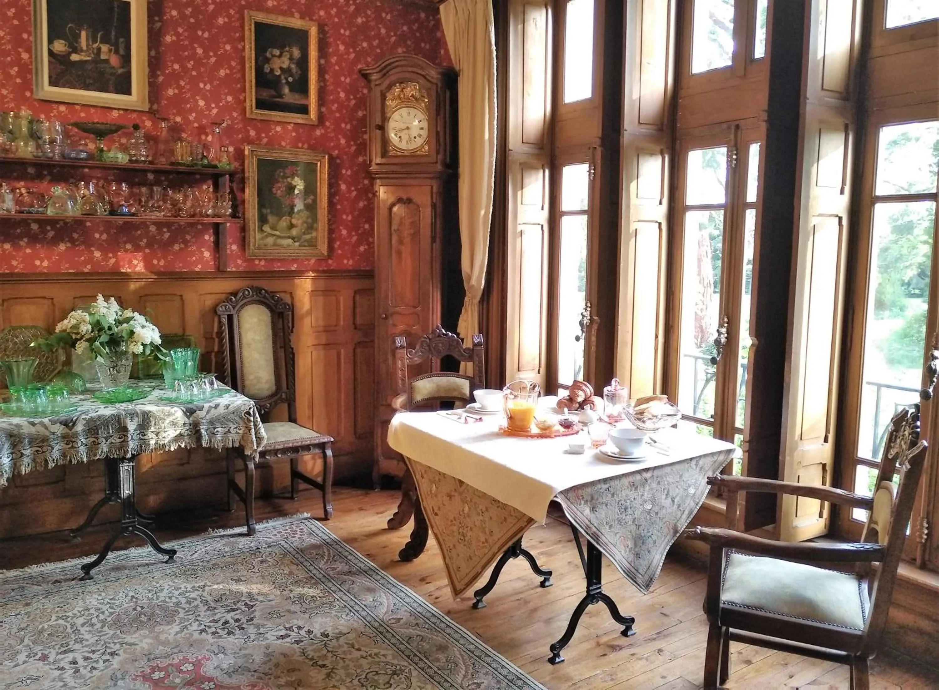 Breakfast in Château de la Vernède, la Grande Vernède