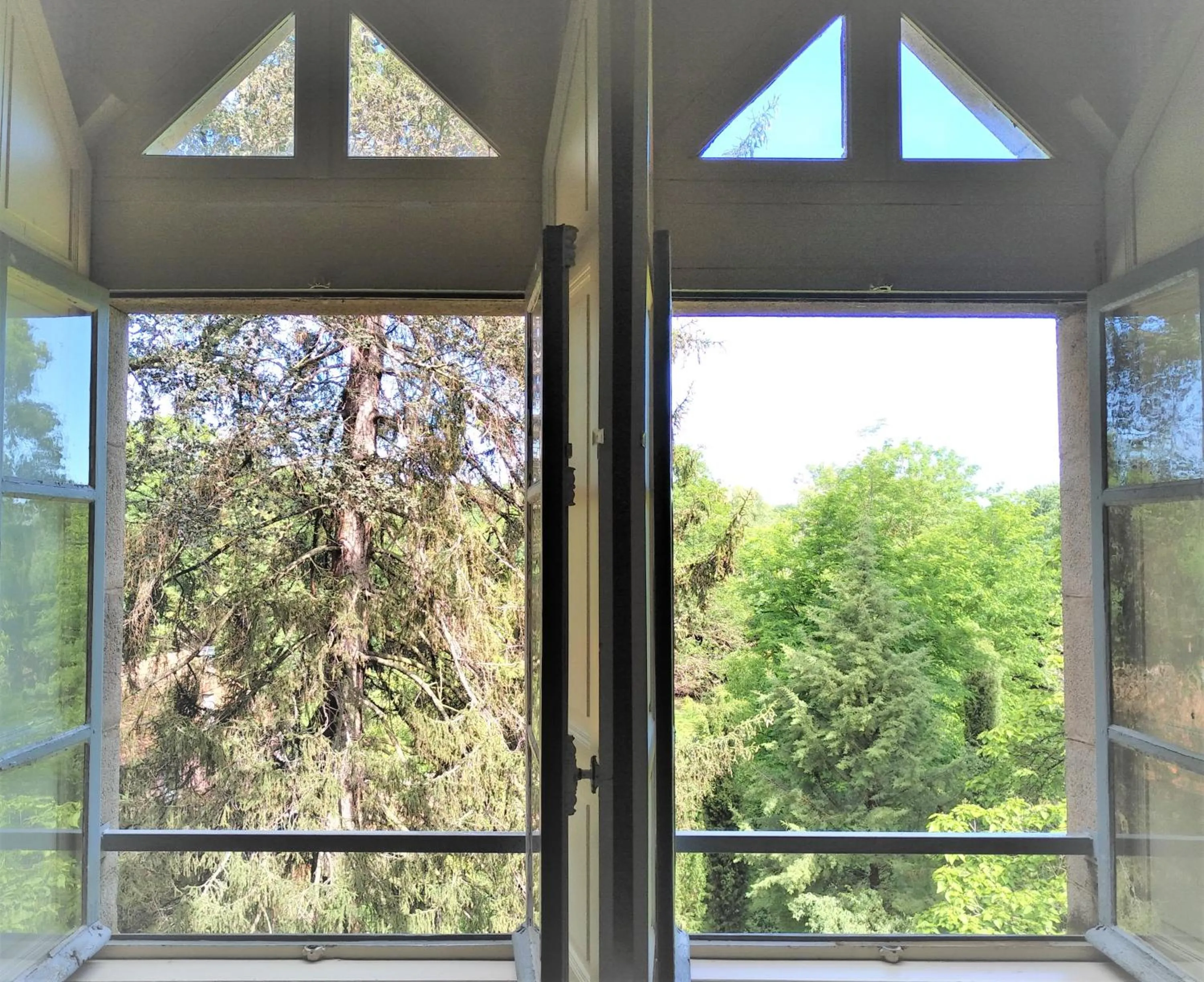 Garden view in Château de la Vernède, la Grande Vernède
