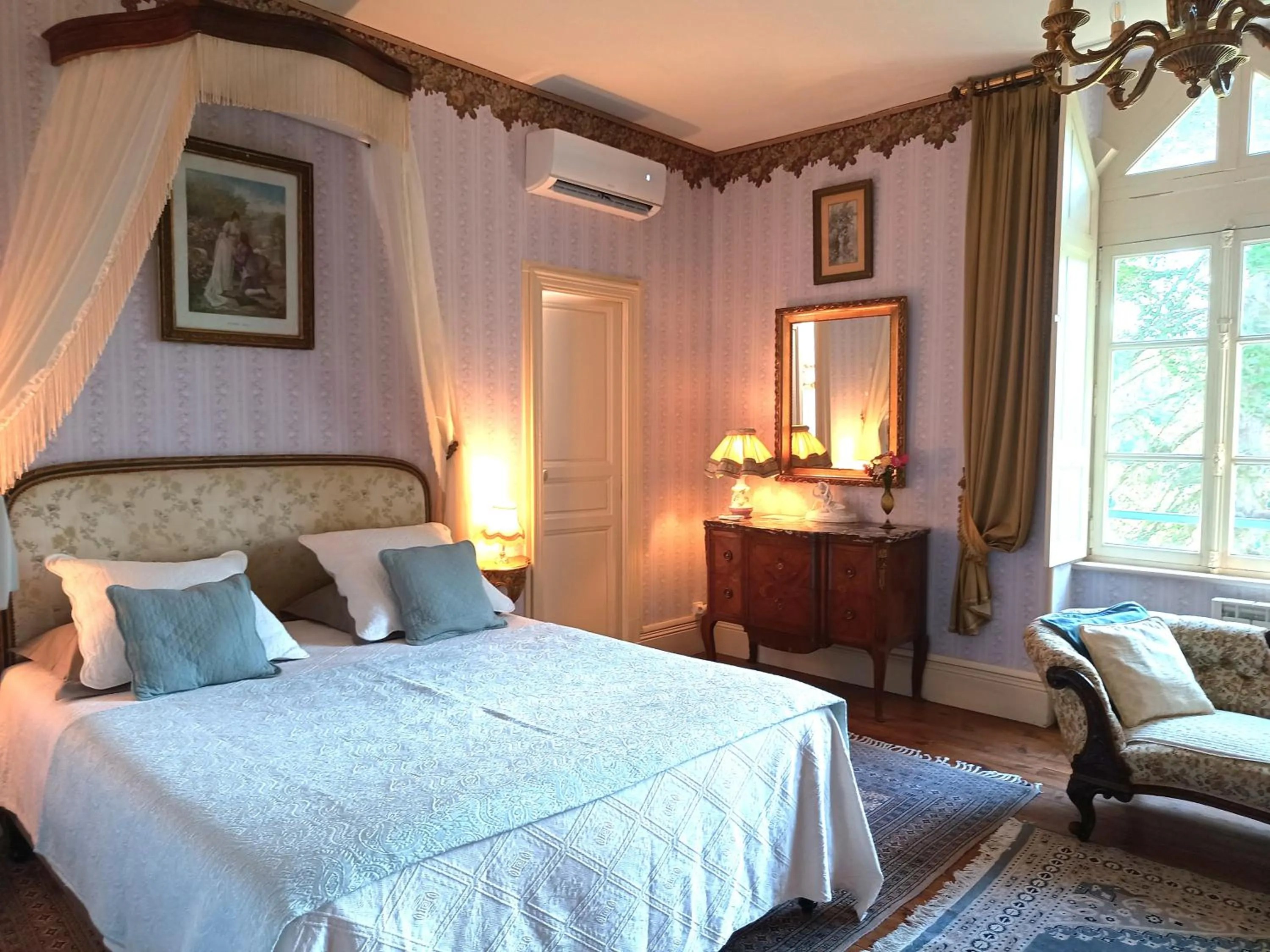 Bedroom in Château de la Vernède, la Grande Vernède
