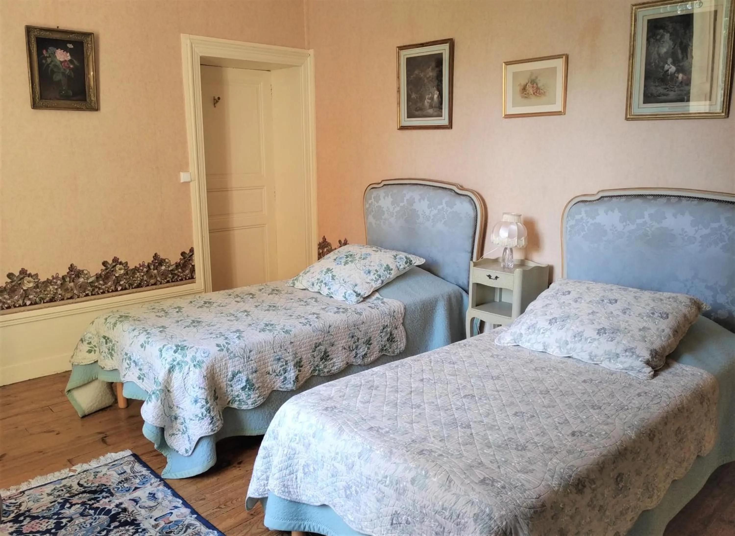 Photo of the whole room in Château de la Vernède, la Grande Vernède