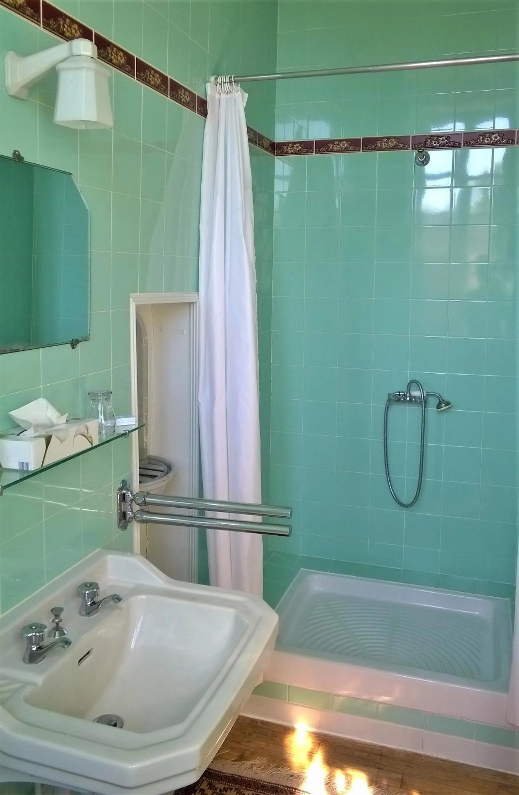 Shower in Château de la Vernède, la Grande Vernède