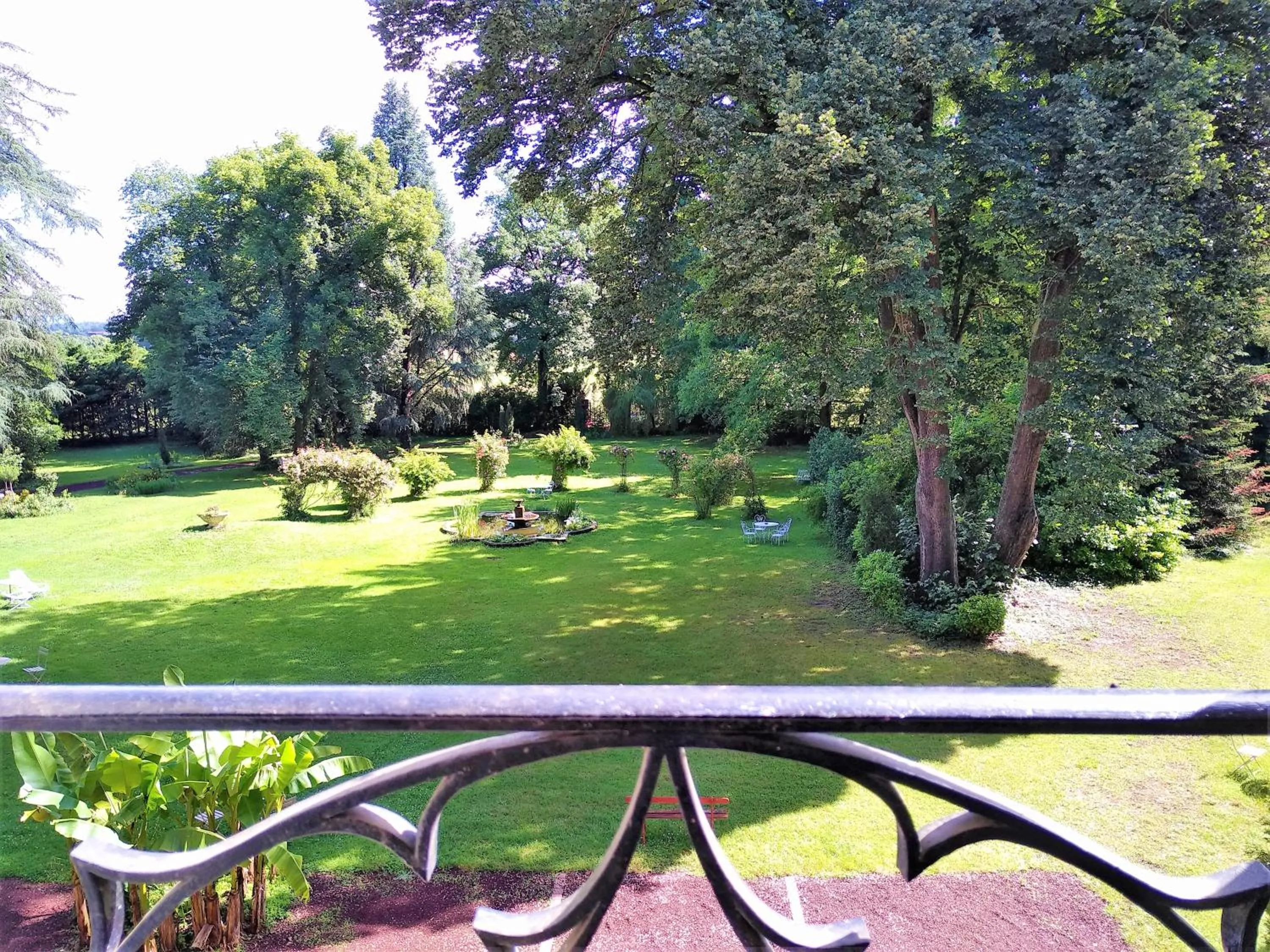 Garden in Château de la Vernède, la Grande Vernède