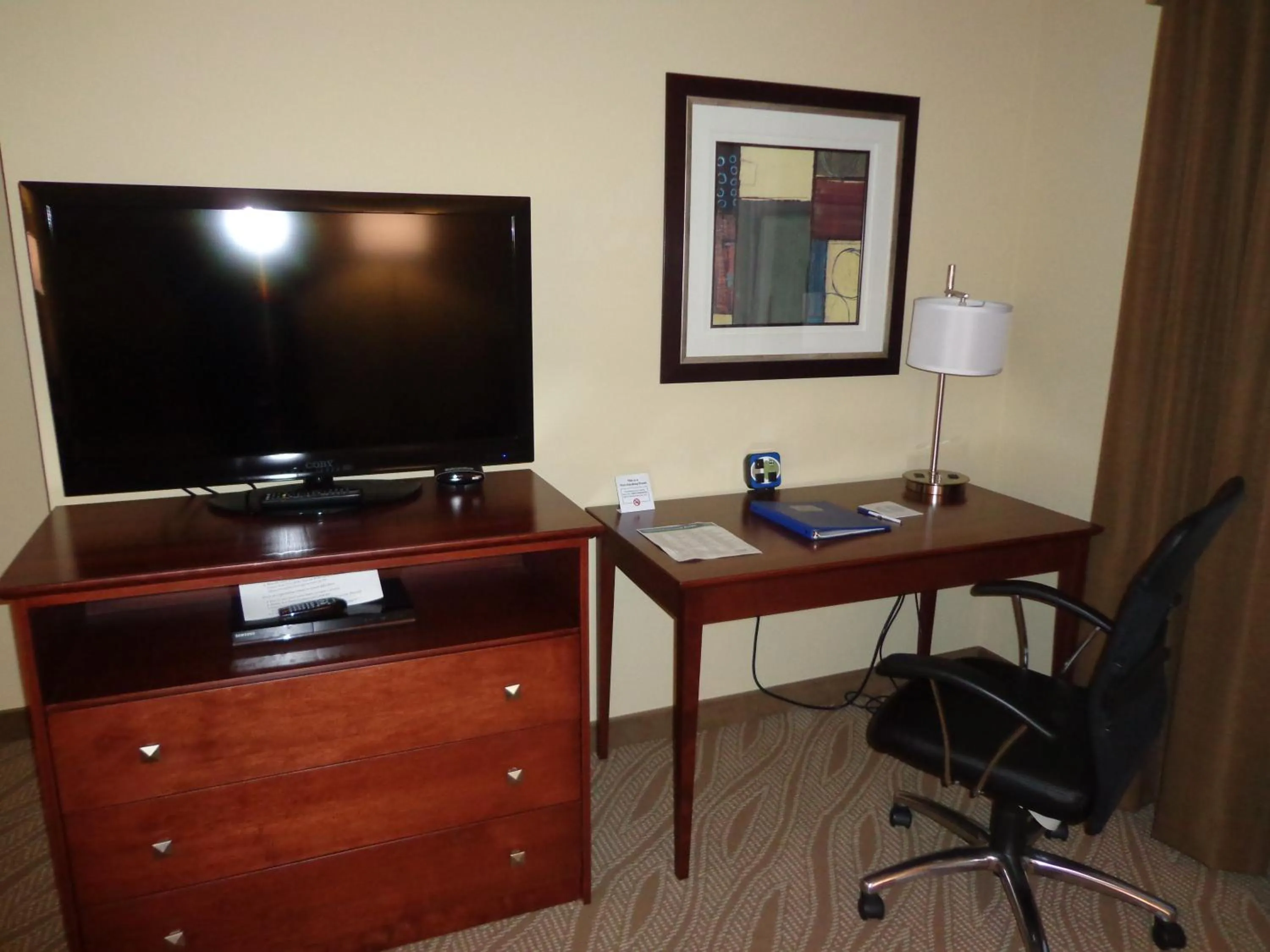 TV and multimedia in Cobblestone Inn & Suites - Marquette