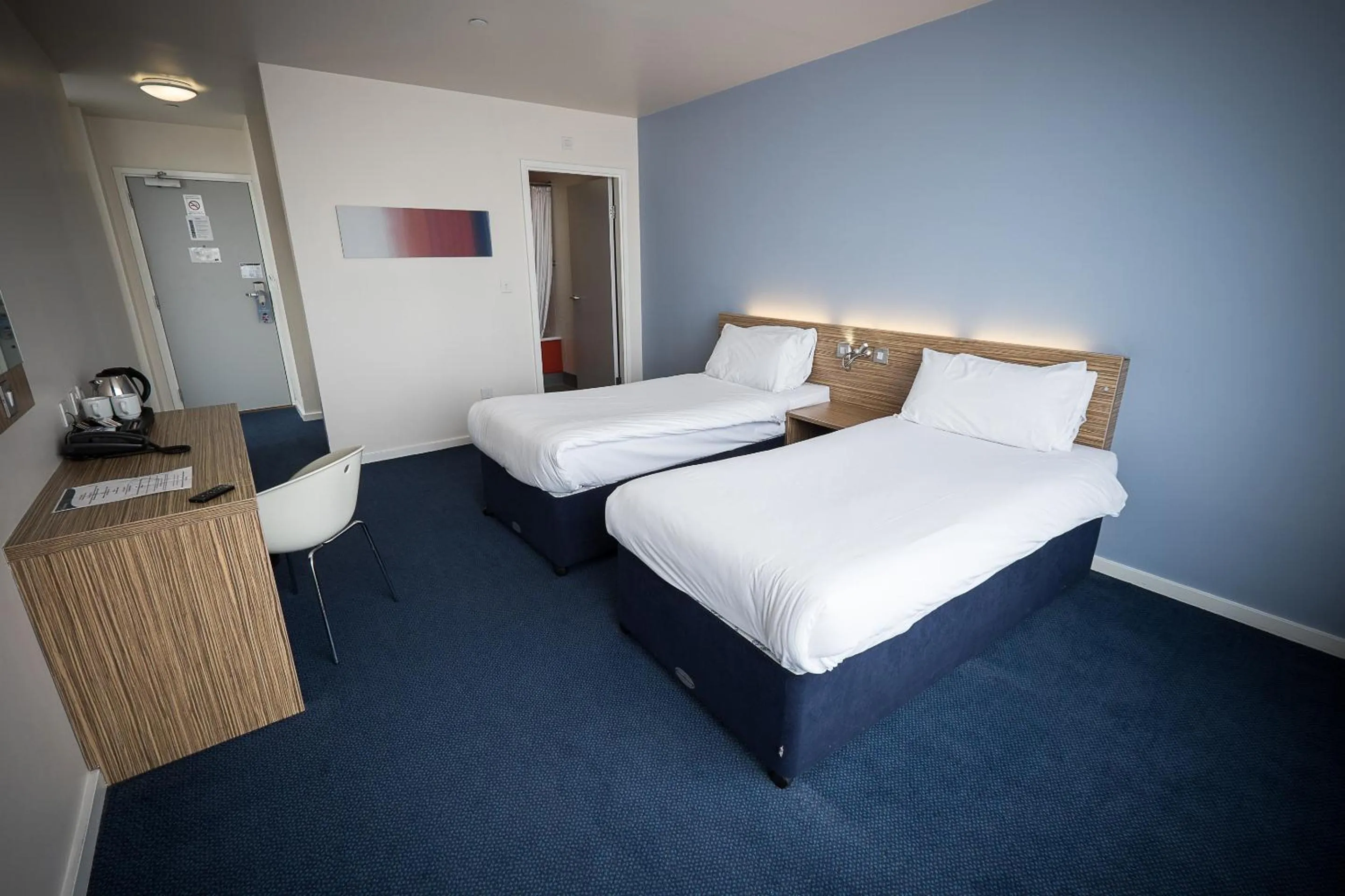 Photo of the whole room, Bed in Travelodge Limerick Castletroy