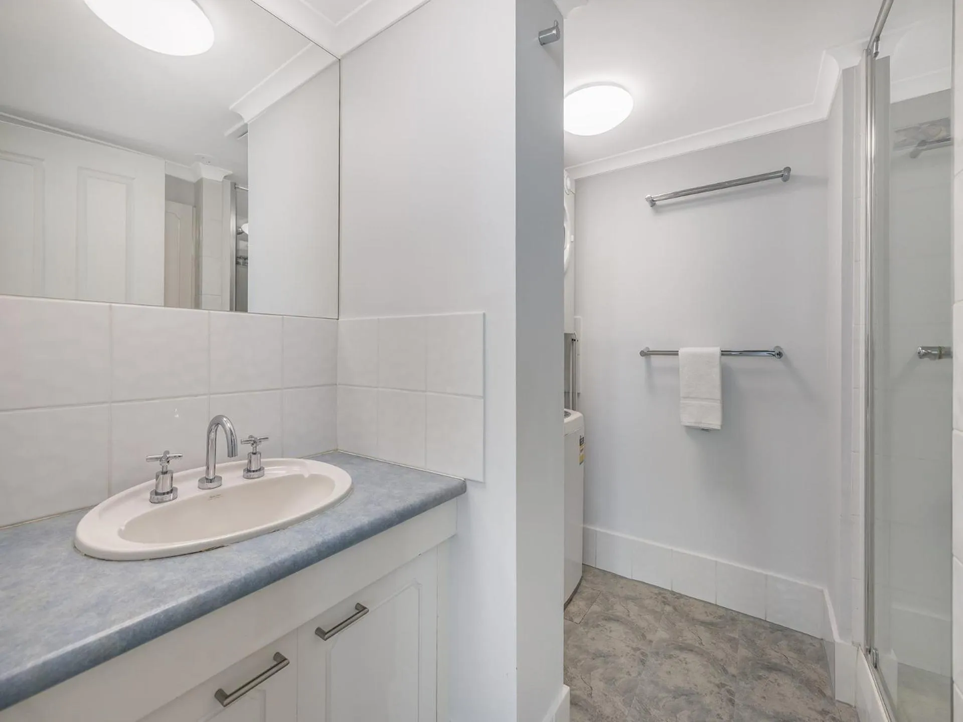 Bathroom in Meridian Alex Beach Apartments