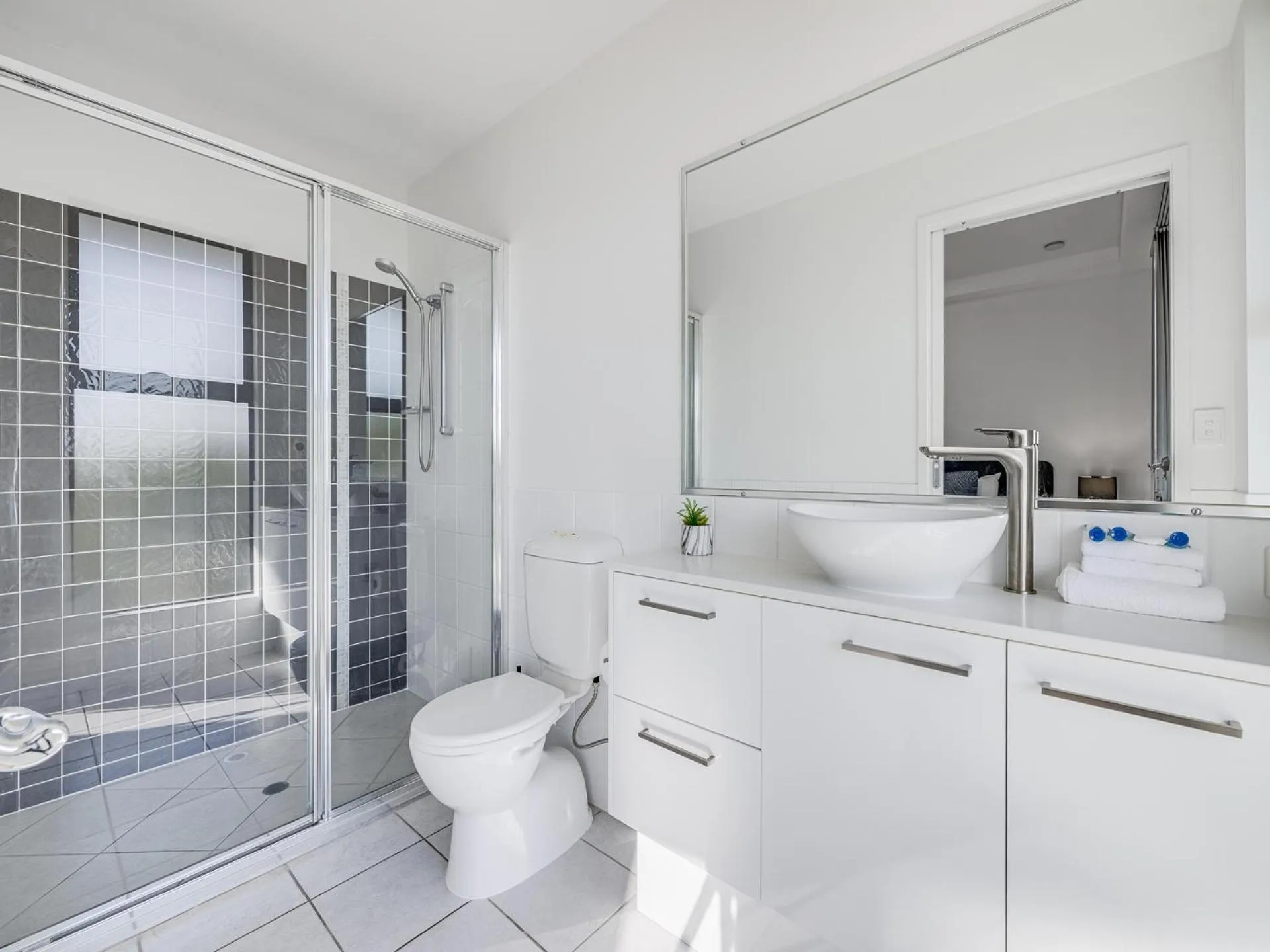 Bathroom in Meridian Alex Beach Apartments