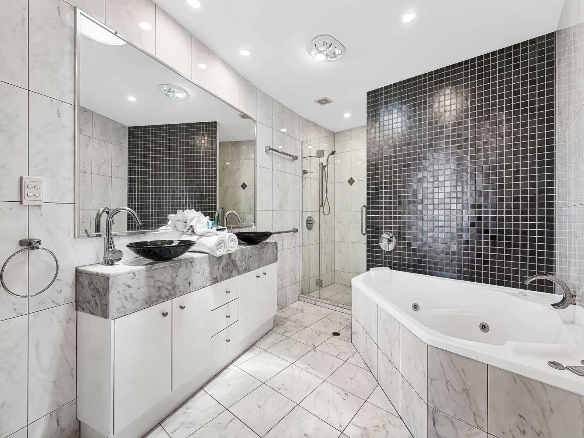 Shower in Meridian Alex Beach Apartments