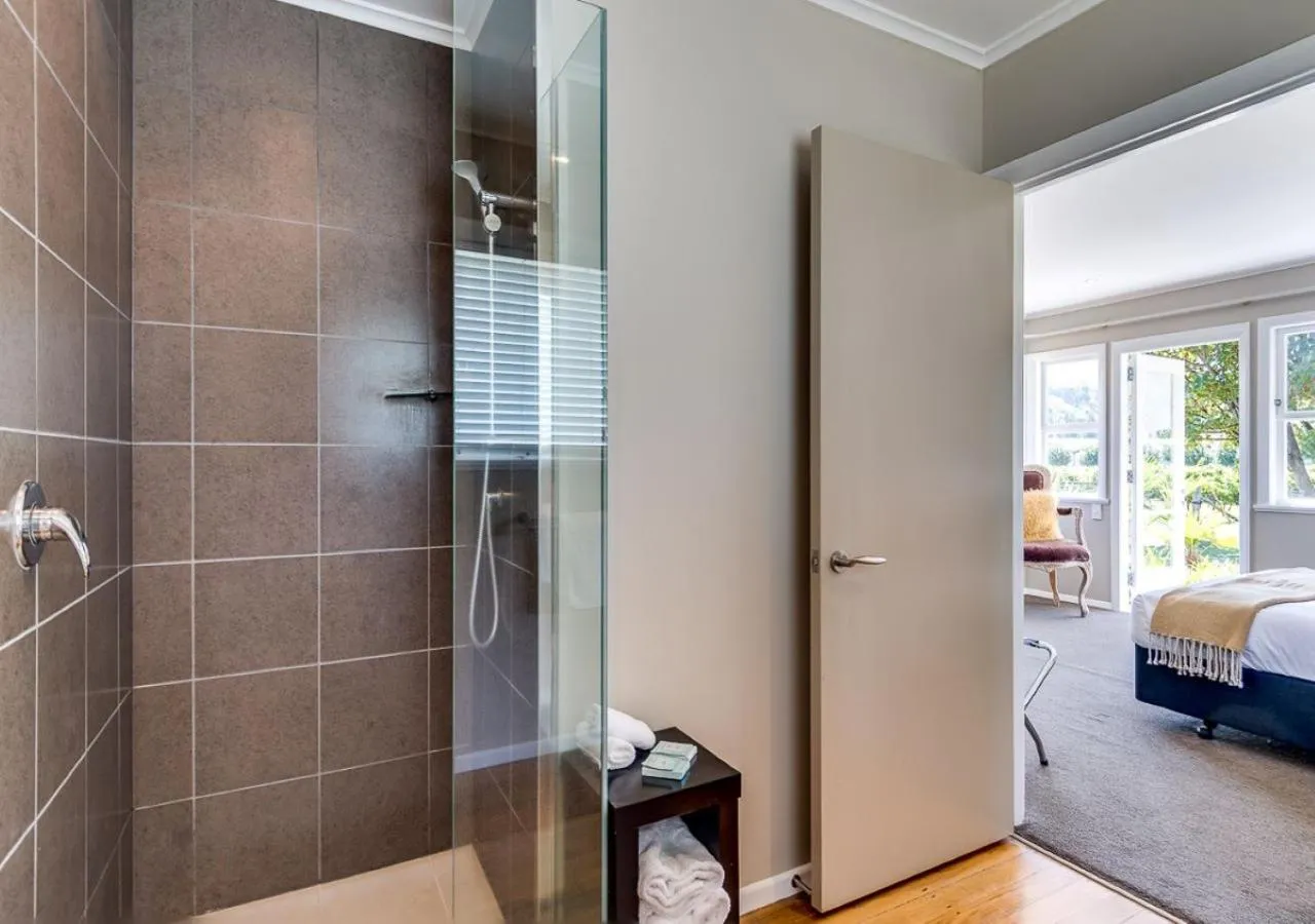 Shower, Bed in The Farmhouse