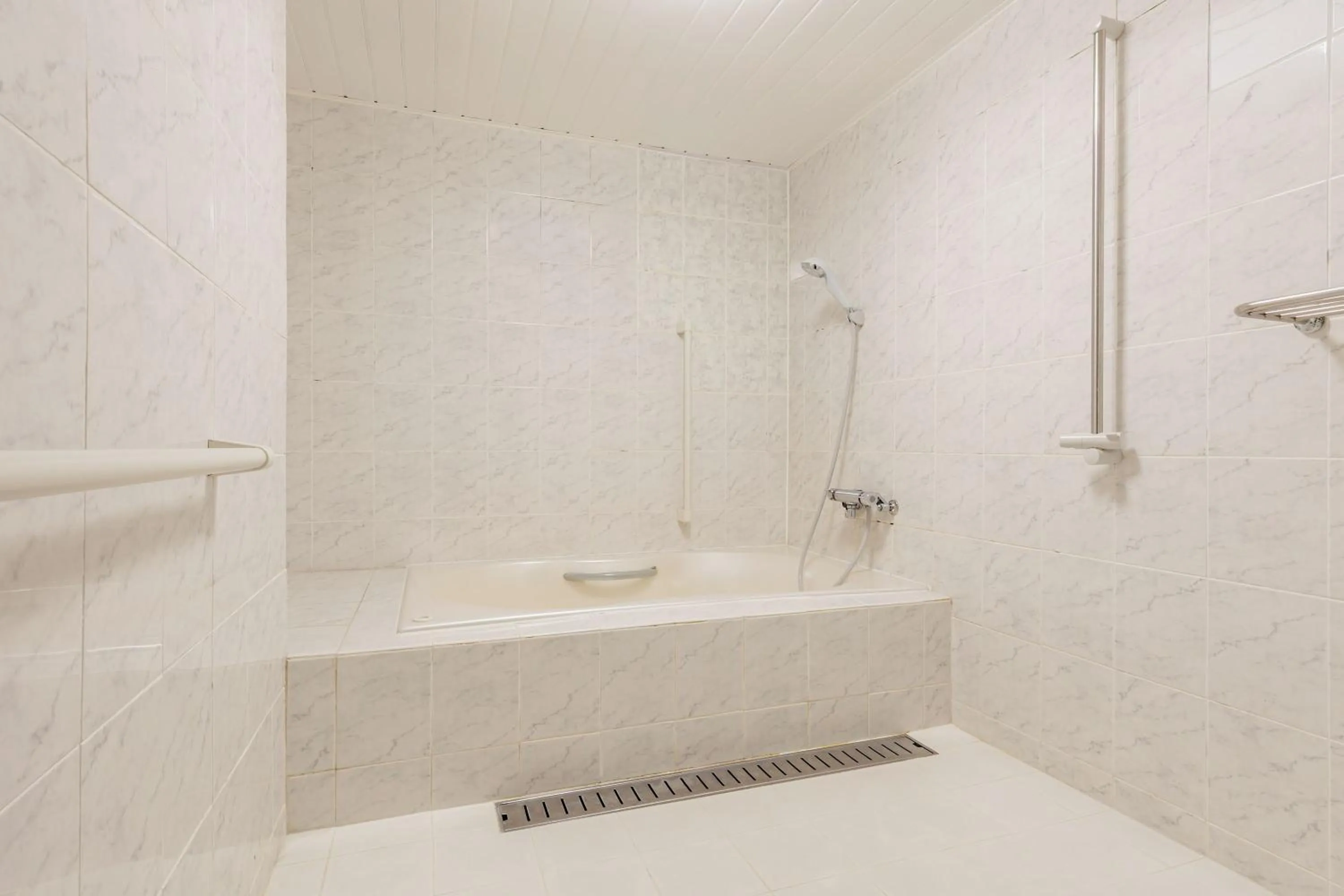 Shower in Spa Resort Hawaiians Hotel Hawaiians