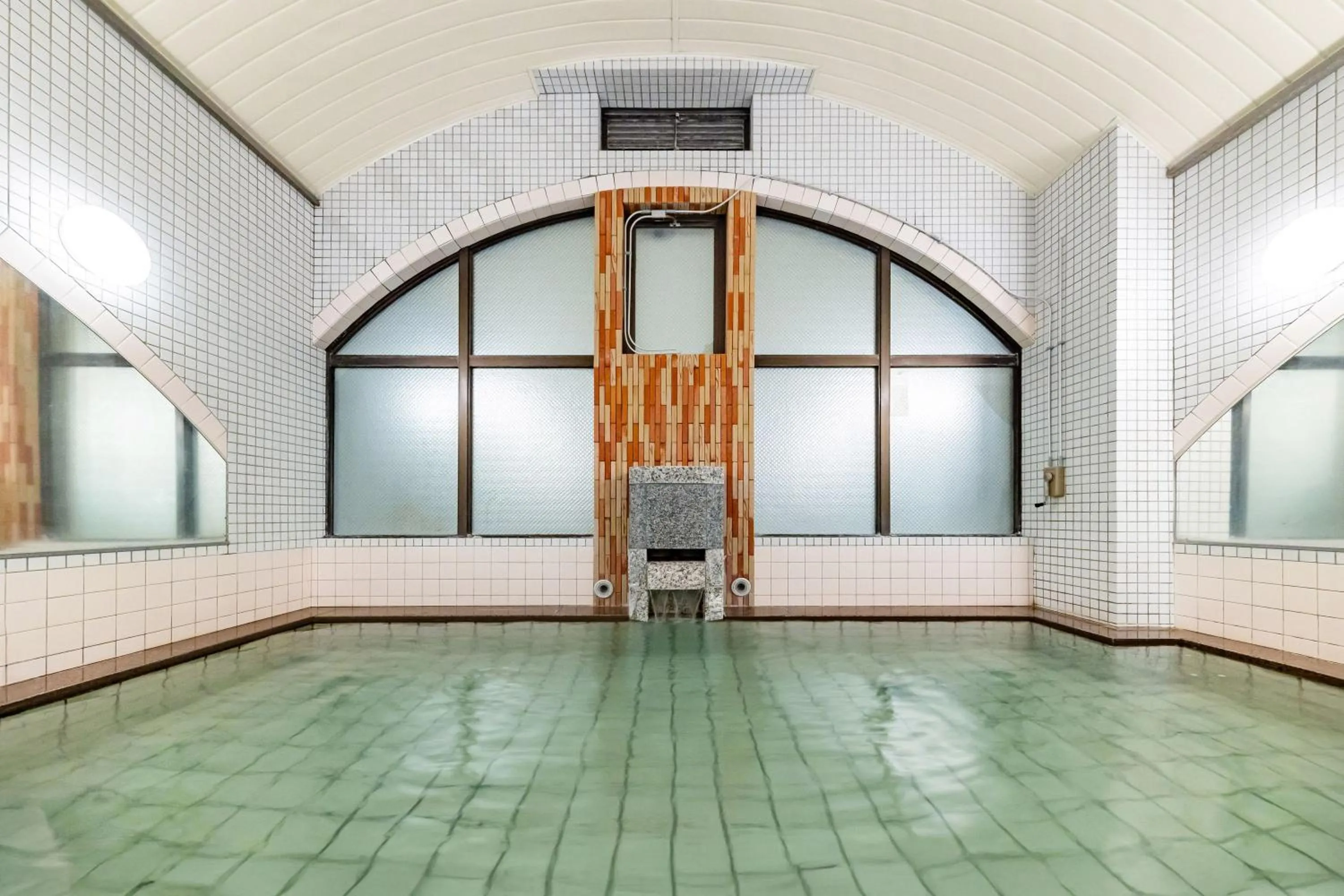 Public Bath in Spa Resort Hawaiians Hotel Hawaiians