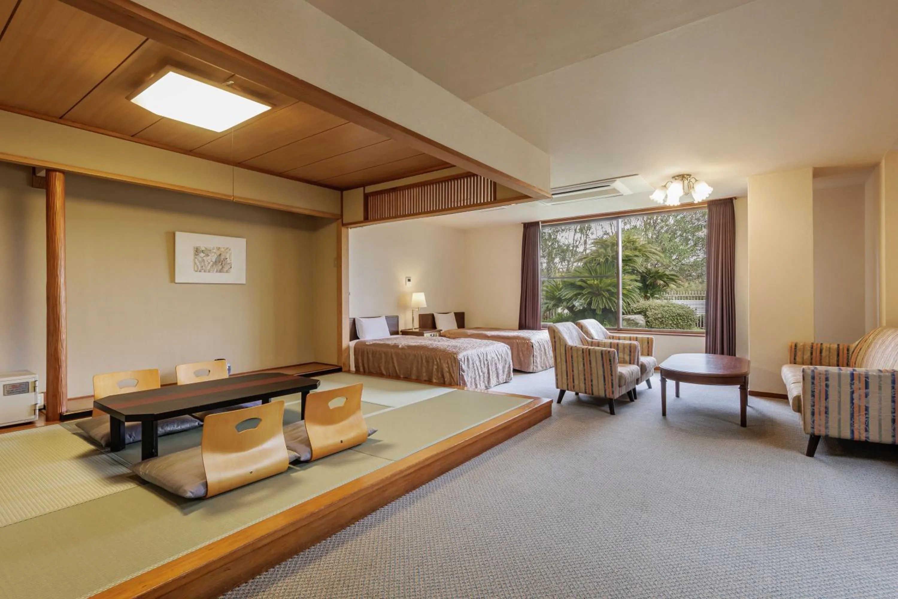 Photo of the whole room, Bed in Spa Resort Hawaiians Hotel Hawaiians