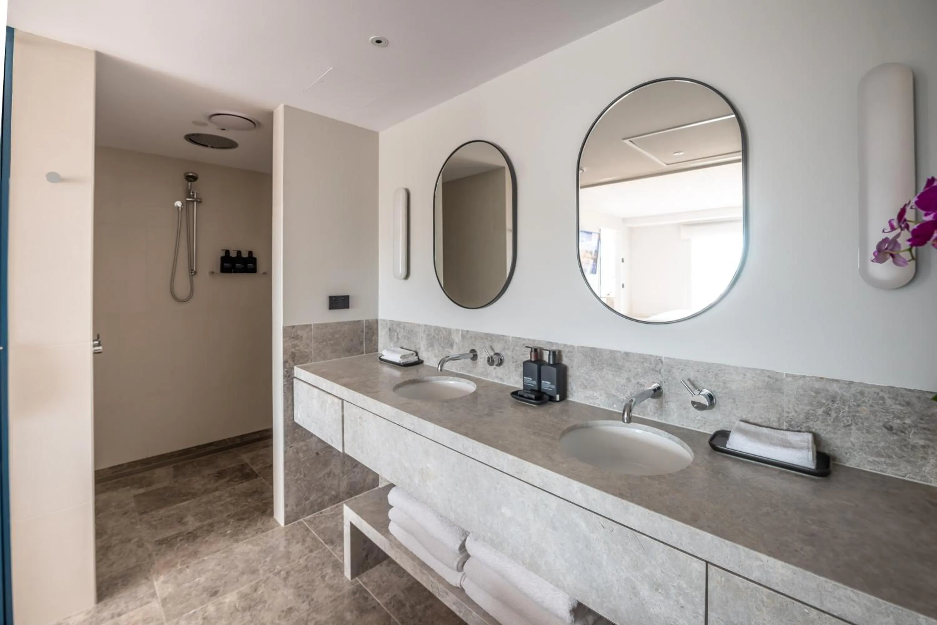 Shower in Hyatt Regency Sydney