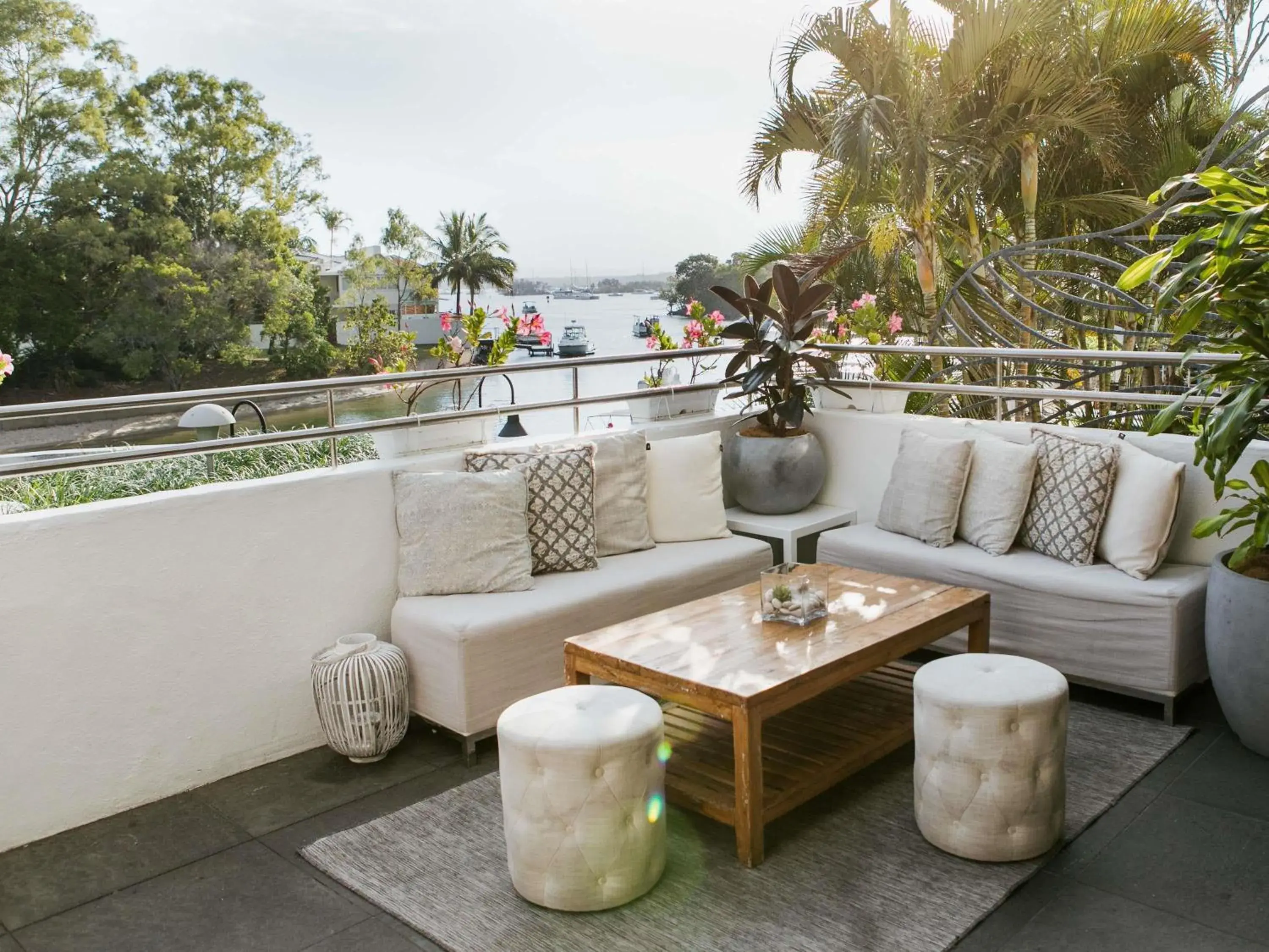 Lounge or bar in Sofitel Noosa Pacific Resort Lounge or bar in Sofitel Noosa Pacific Resort