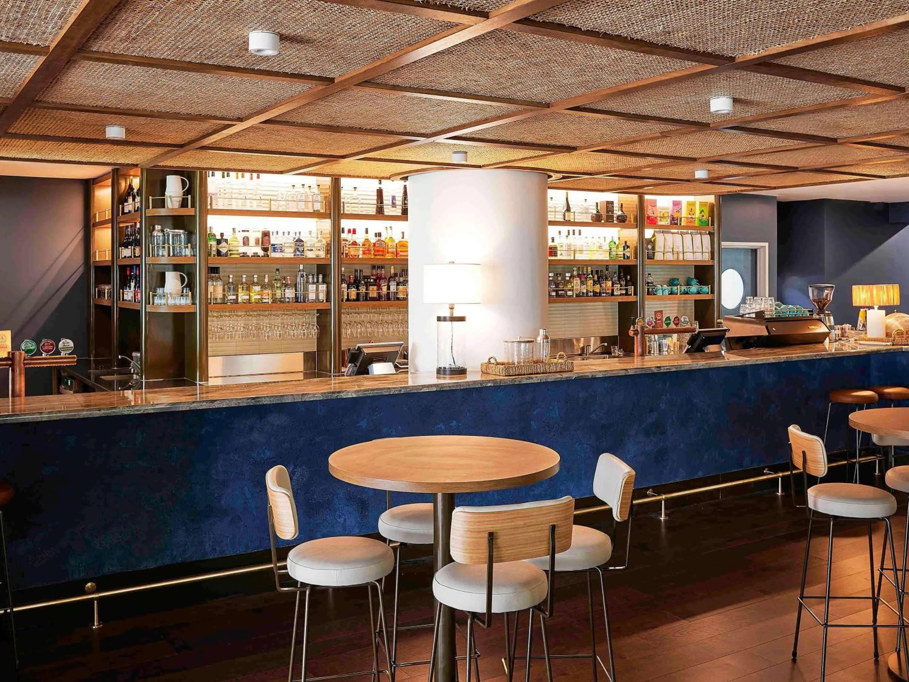 Lounge or bar in Novotel Geelong