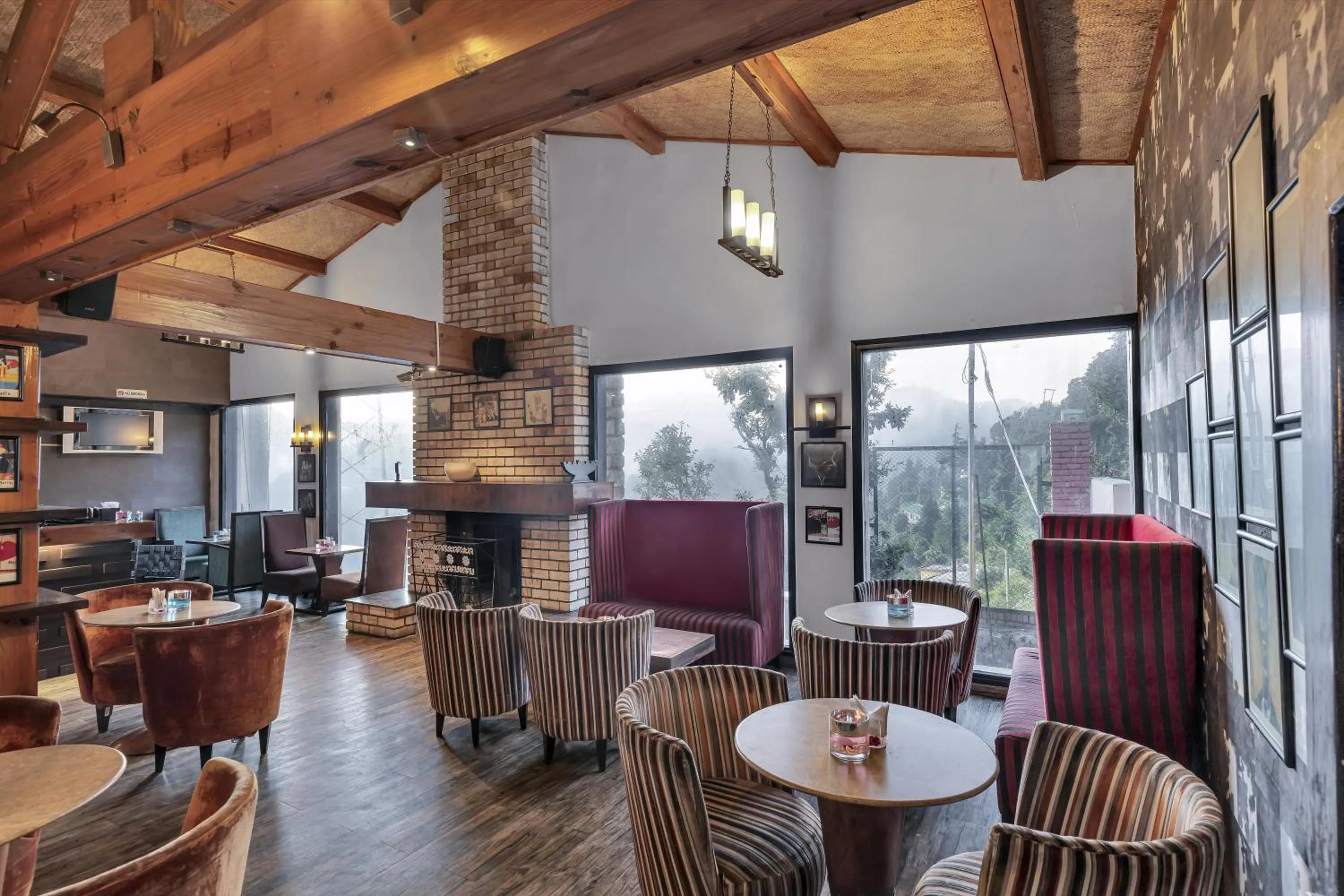 Lounge or bar in Club Mahindra Kanatal