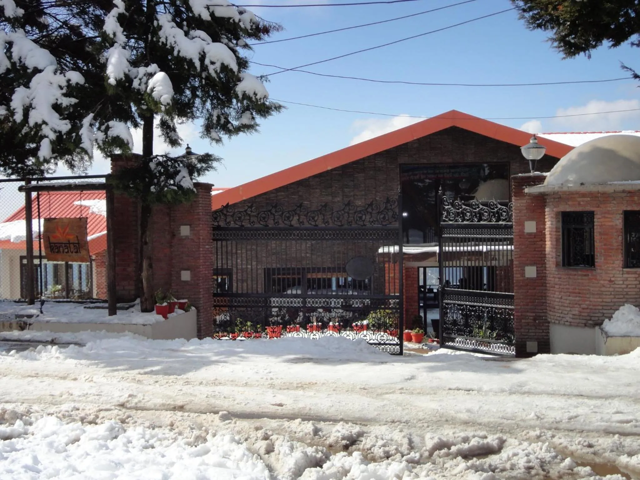 Facade/entrance in Club Mahindra Kanatal