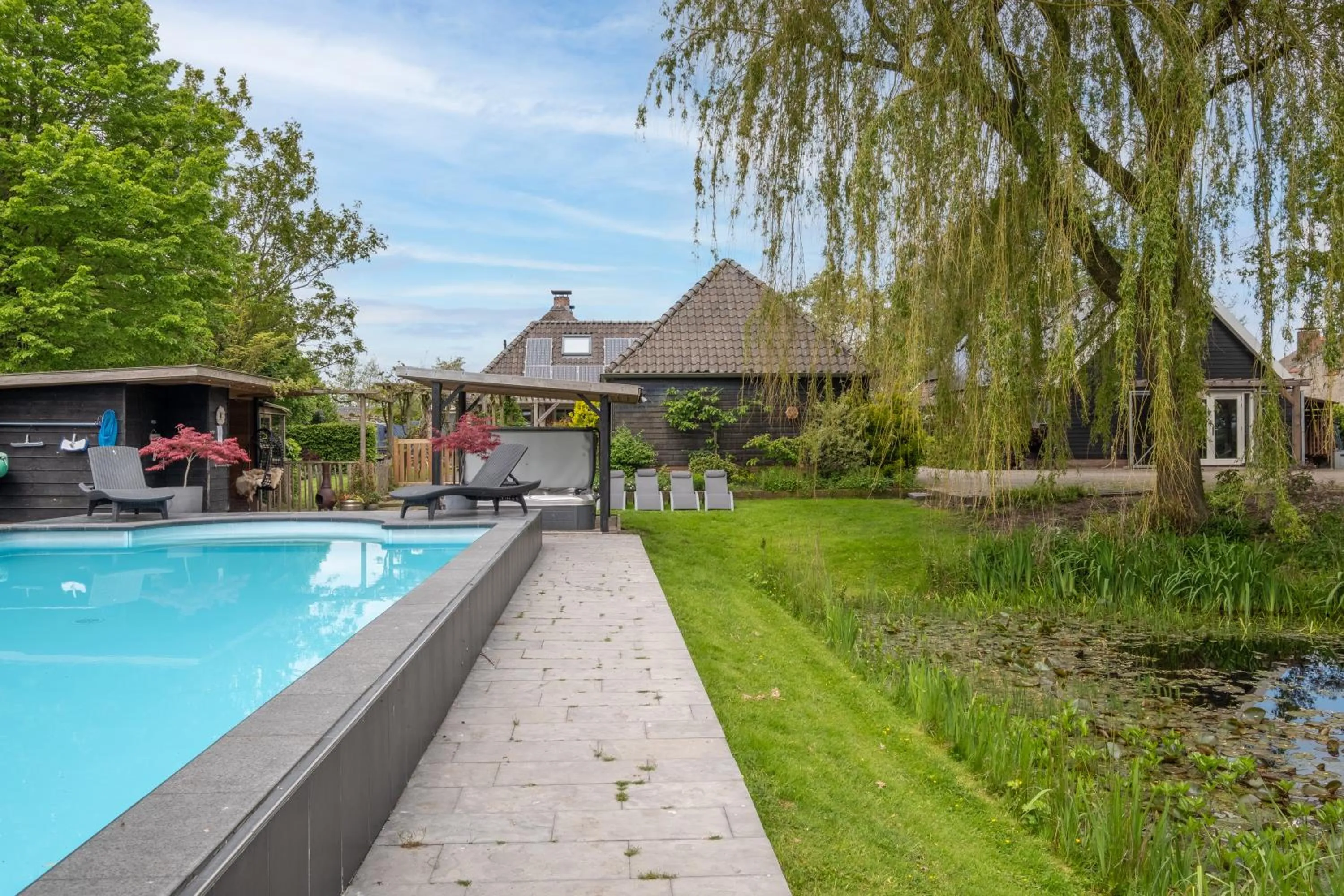 Swimming pool in Bed & Breakfast De Heughte