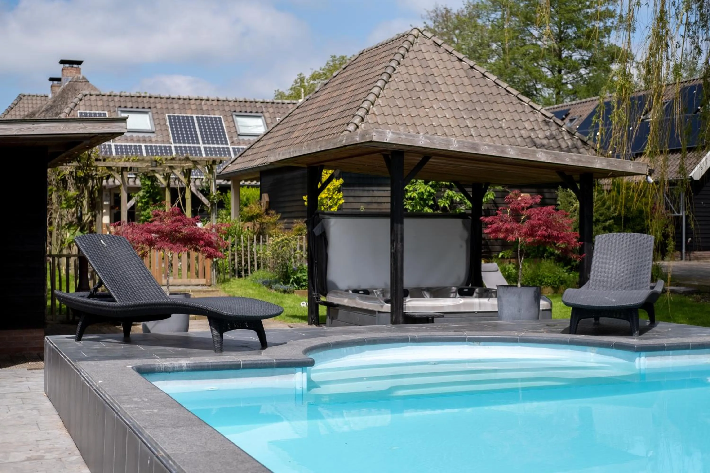Swimming pool in Bed & Breakfast De Heughte