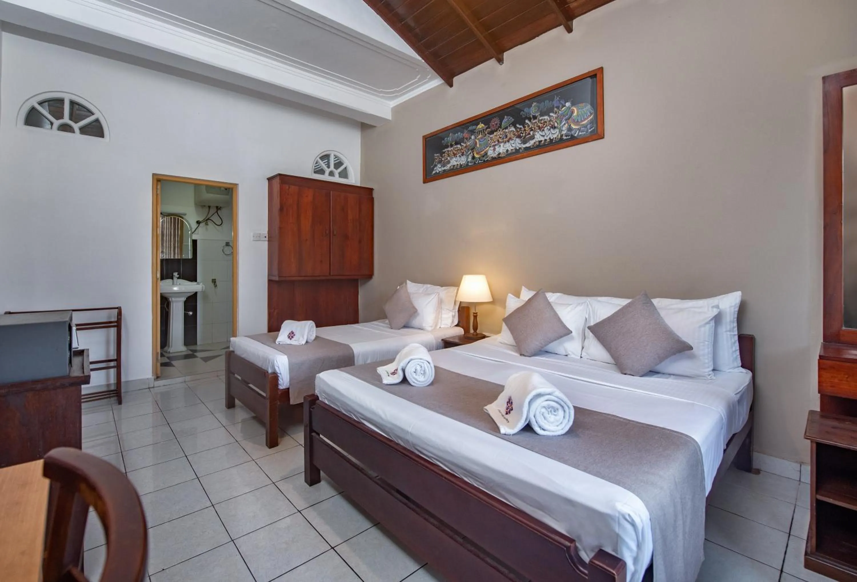 Photo of the whole room, Bed in Ceyloni Lake Residency