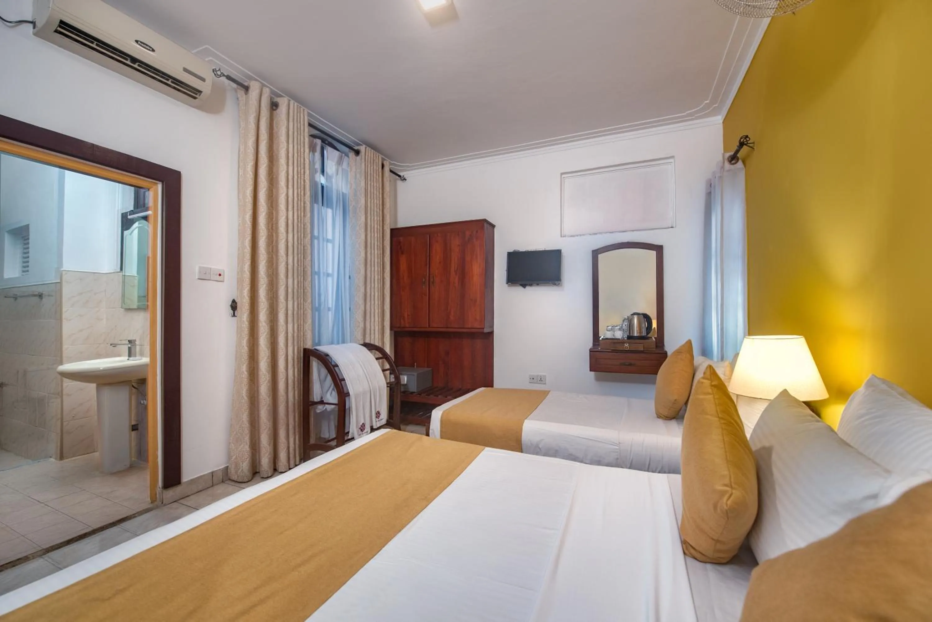 Photo of the whole room, Bed in Ceyloni Lake Residency