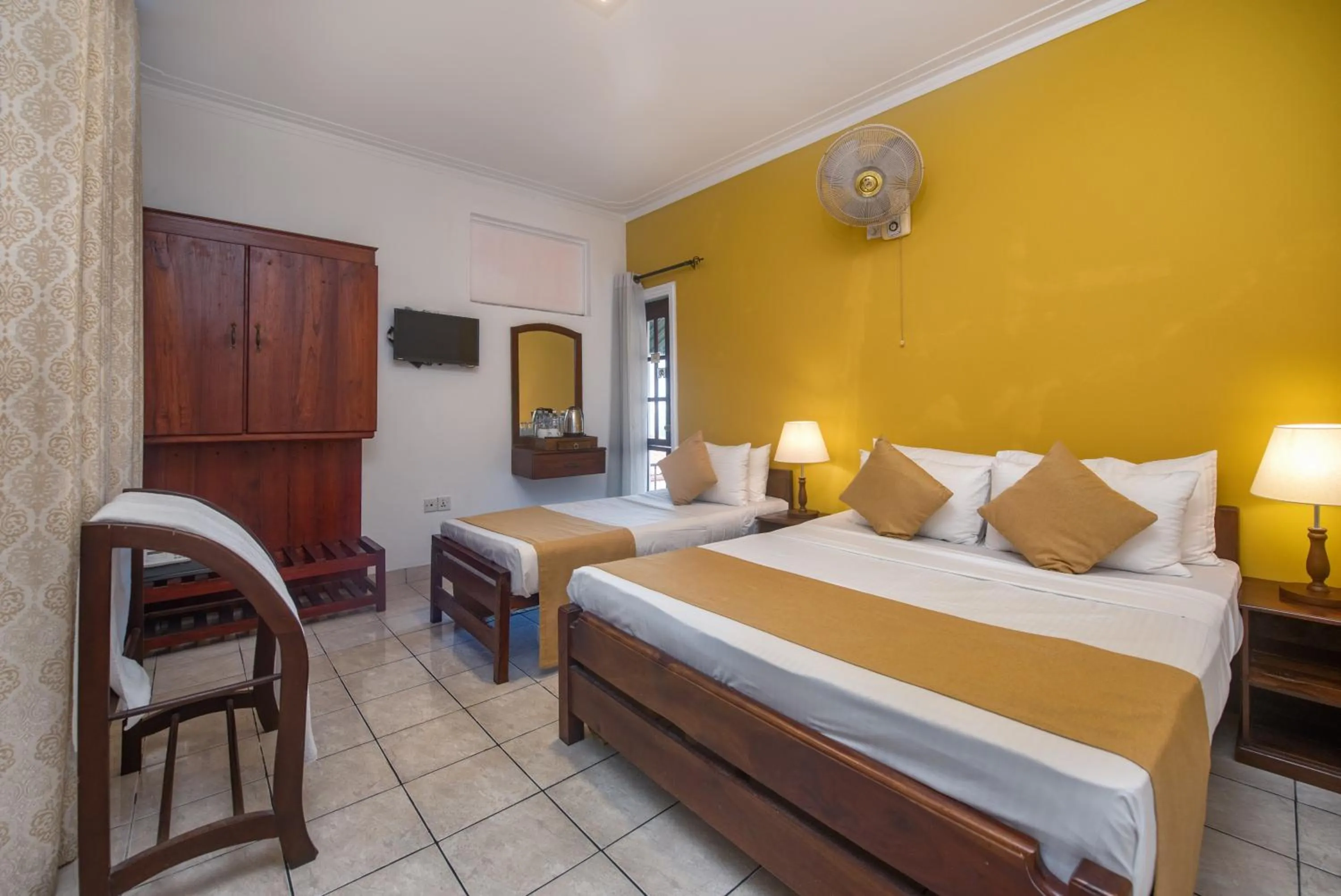 Photo of the whole room, Bed in Ceyloni Lake Residency