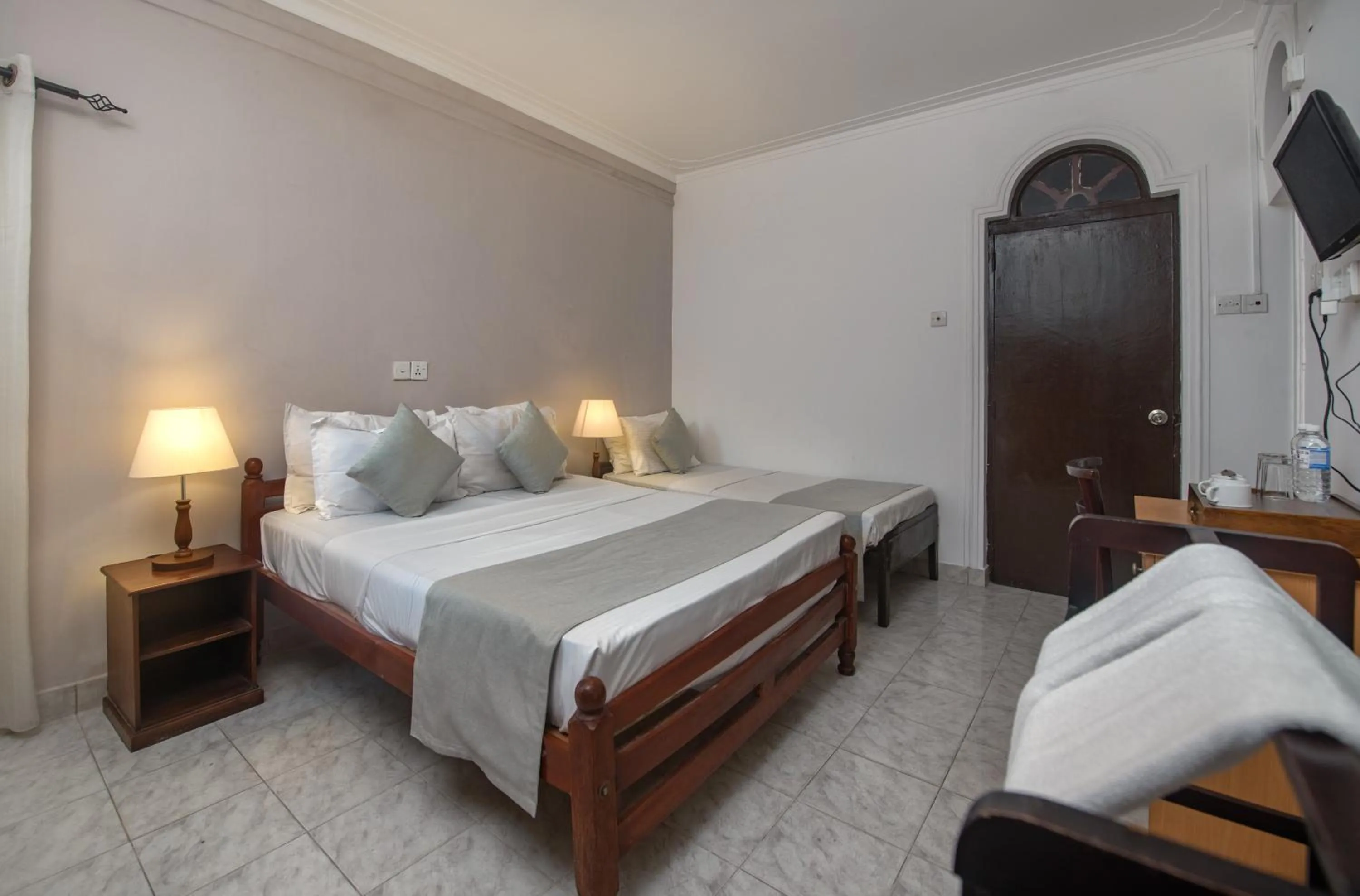 Photo of the whole room, Bed in Ceyloni Lake Residency