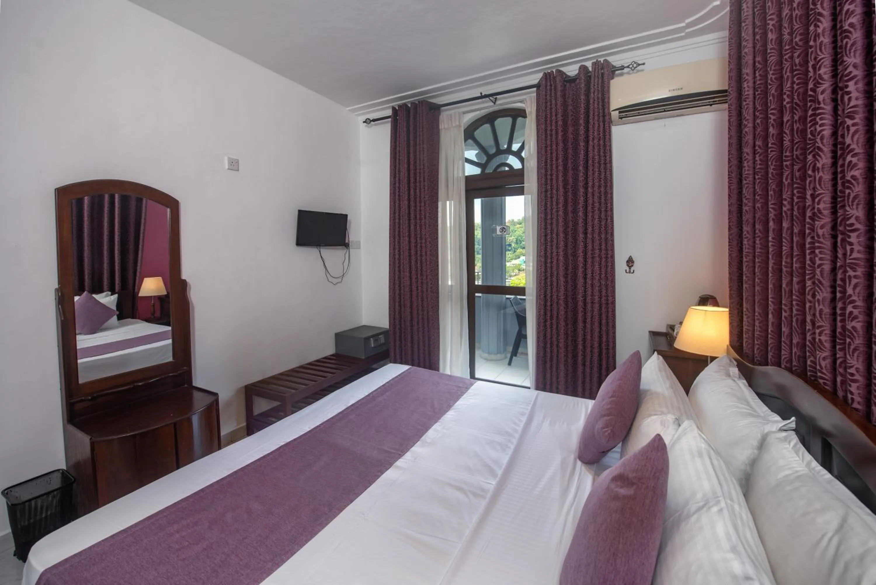 Photo of the whole room, Bed in Ceyloni Lake Residency